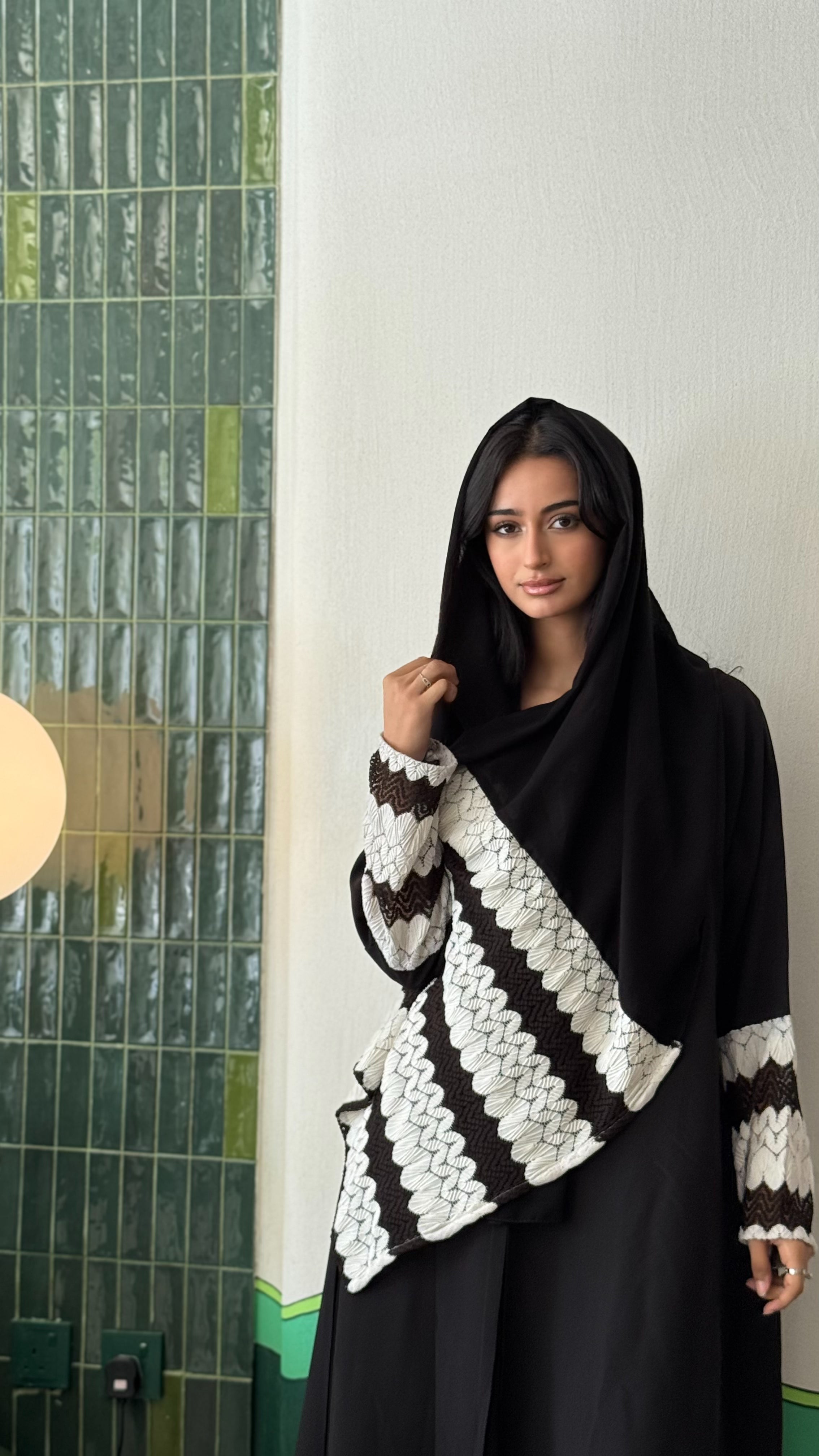 MWT432 - عباية سواد مع تدخيلة قماش ابيض واسود - Aya