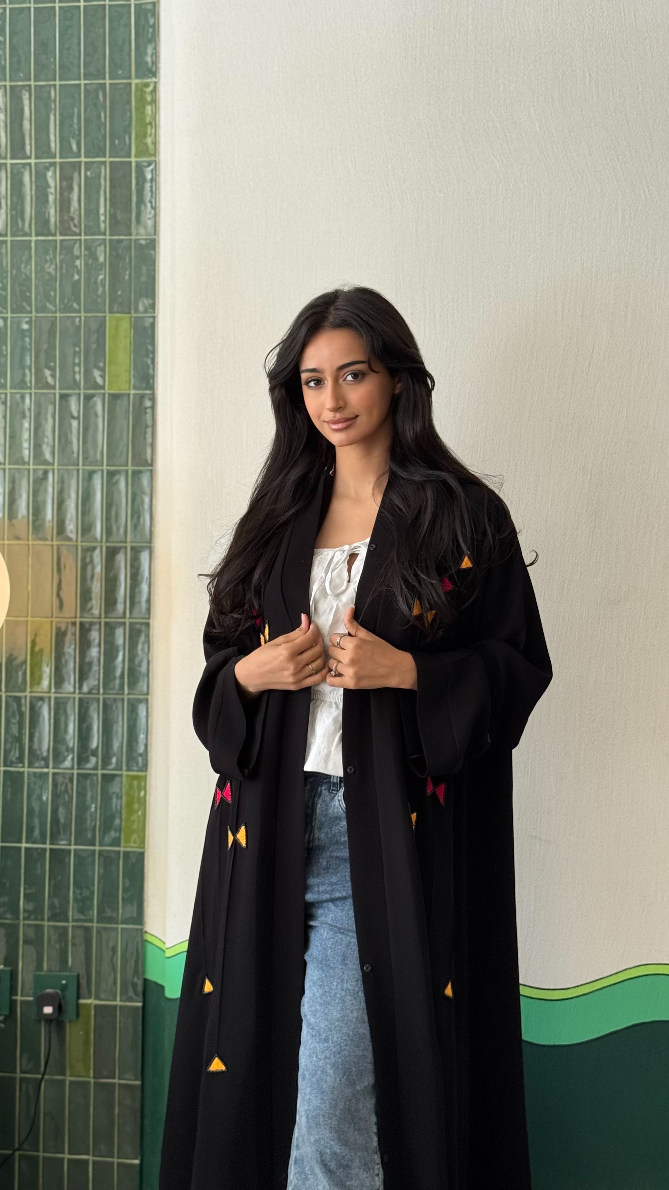 MWT431 - عباية سودا مع تطريز ملون - Aya