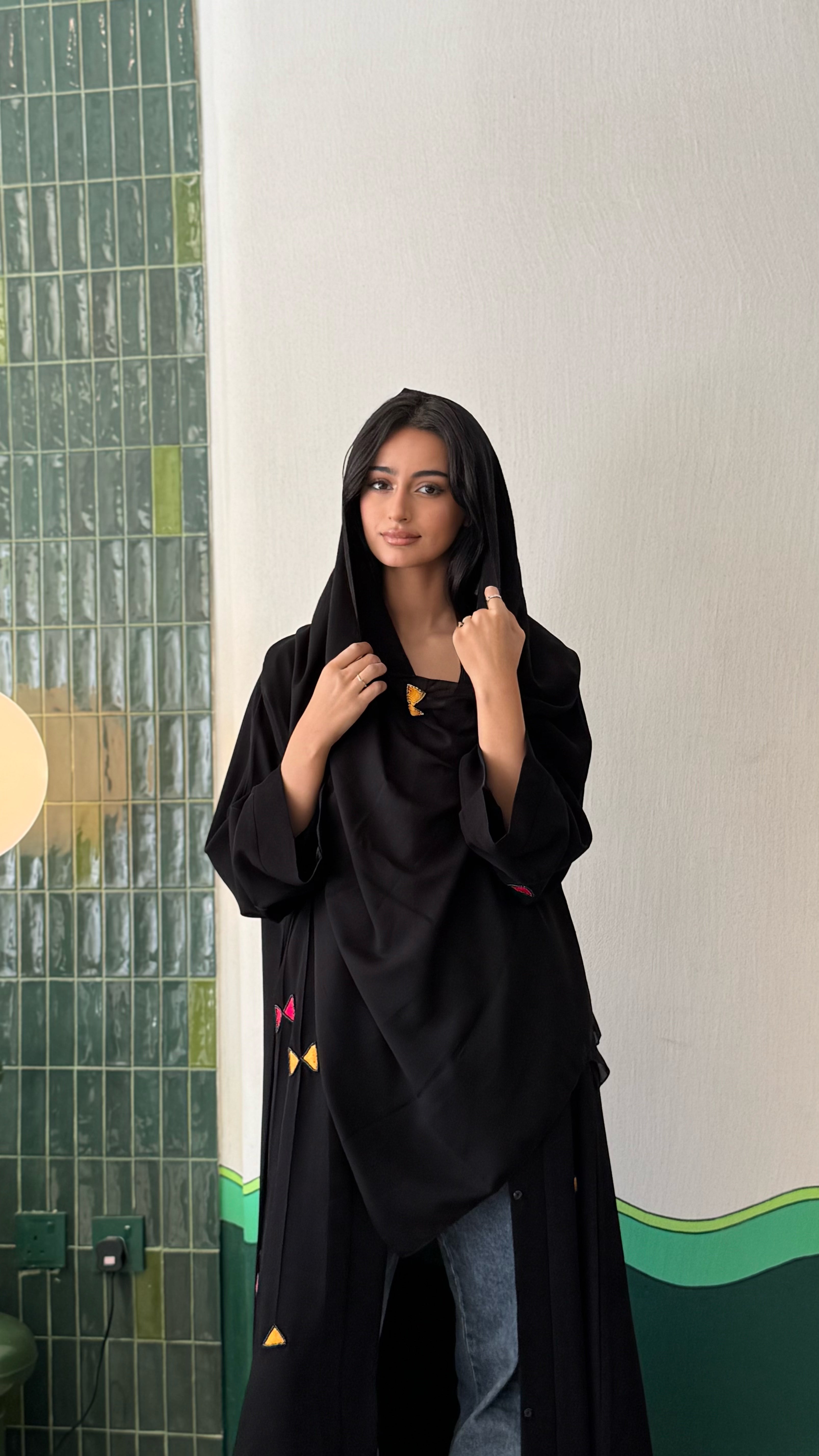 MWT431 - عباية سودا مع تطريز ملون - Aya
