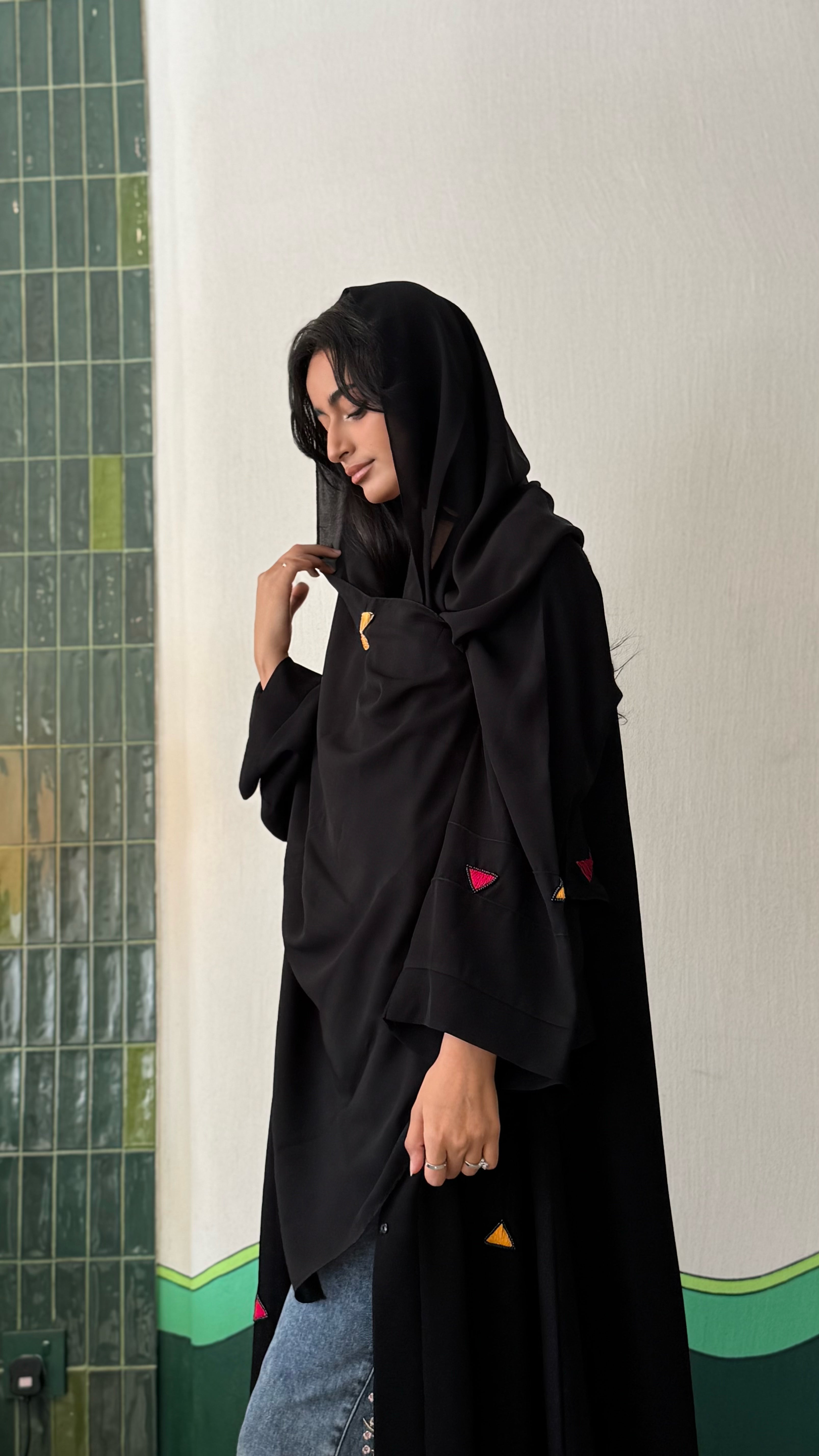 MWT431 - عباية سودا مع تطريز ملون - Aya