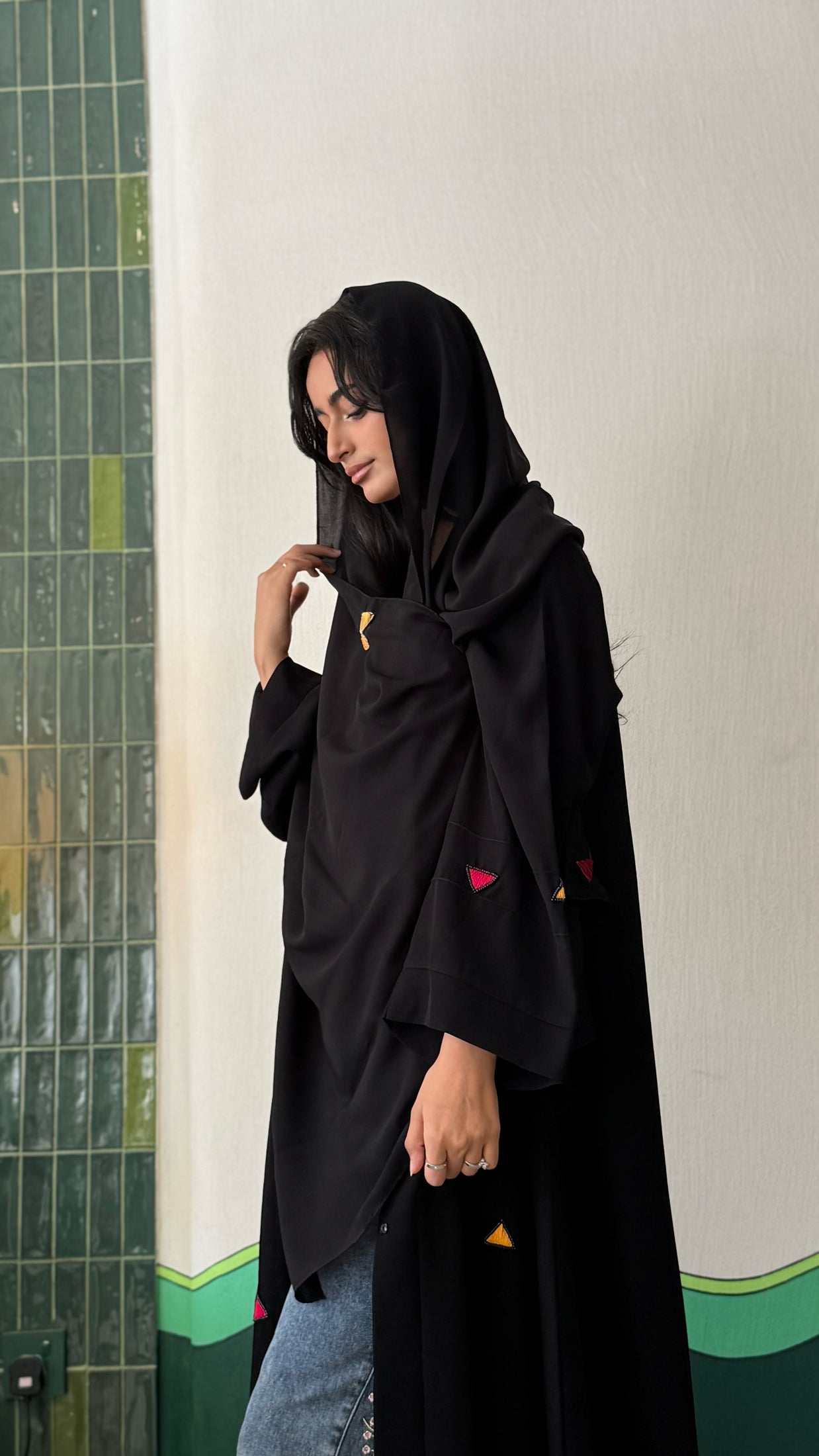 MWT431 - عباية سودا مع تطريز ملون - Aya