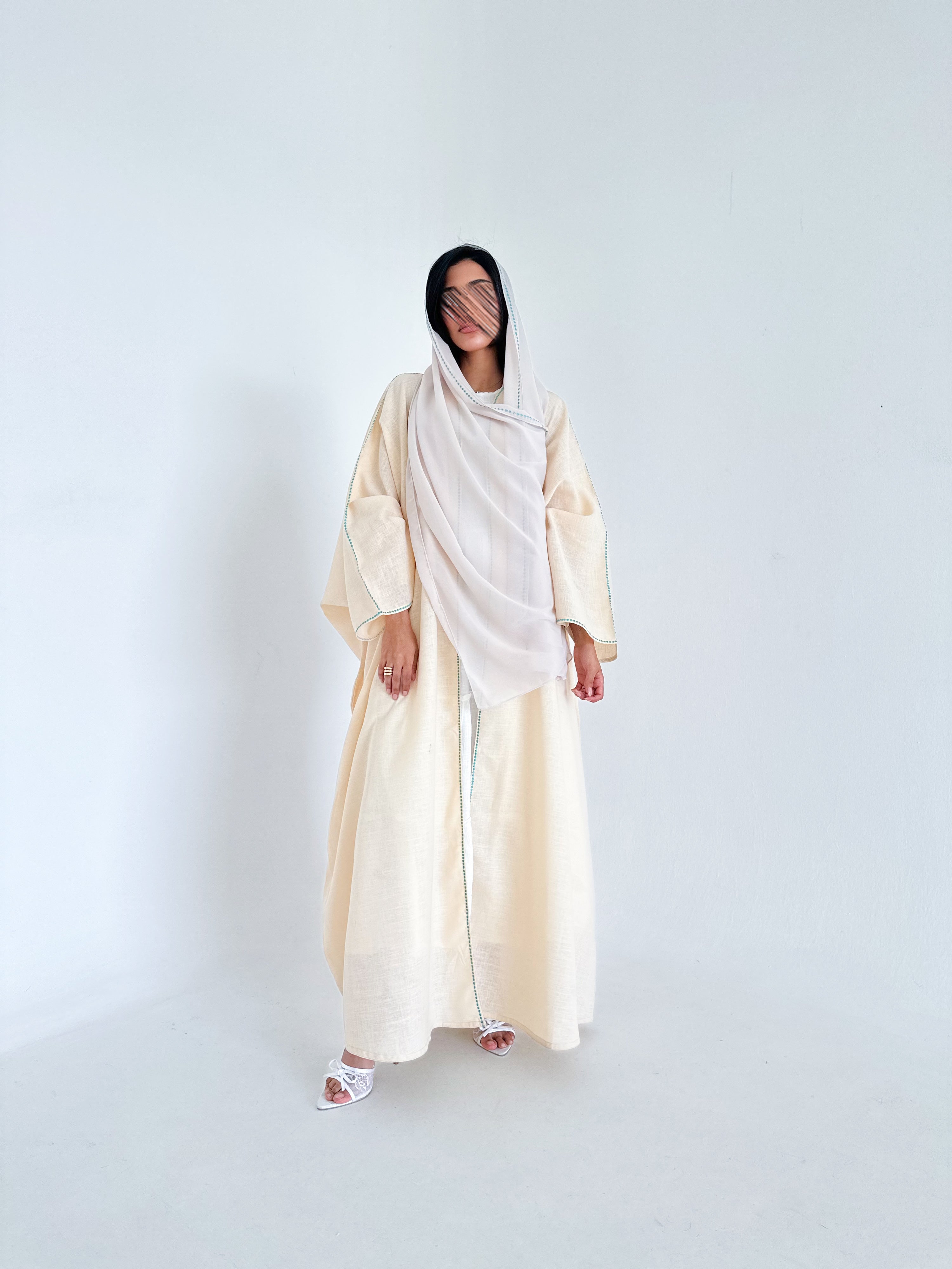 MW1350 - عباية فراشة بلون البيج مطرزة من الخلف وعلى الأطراف - Aya