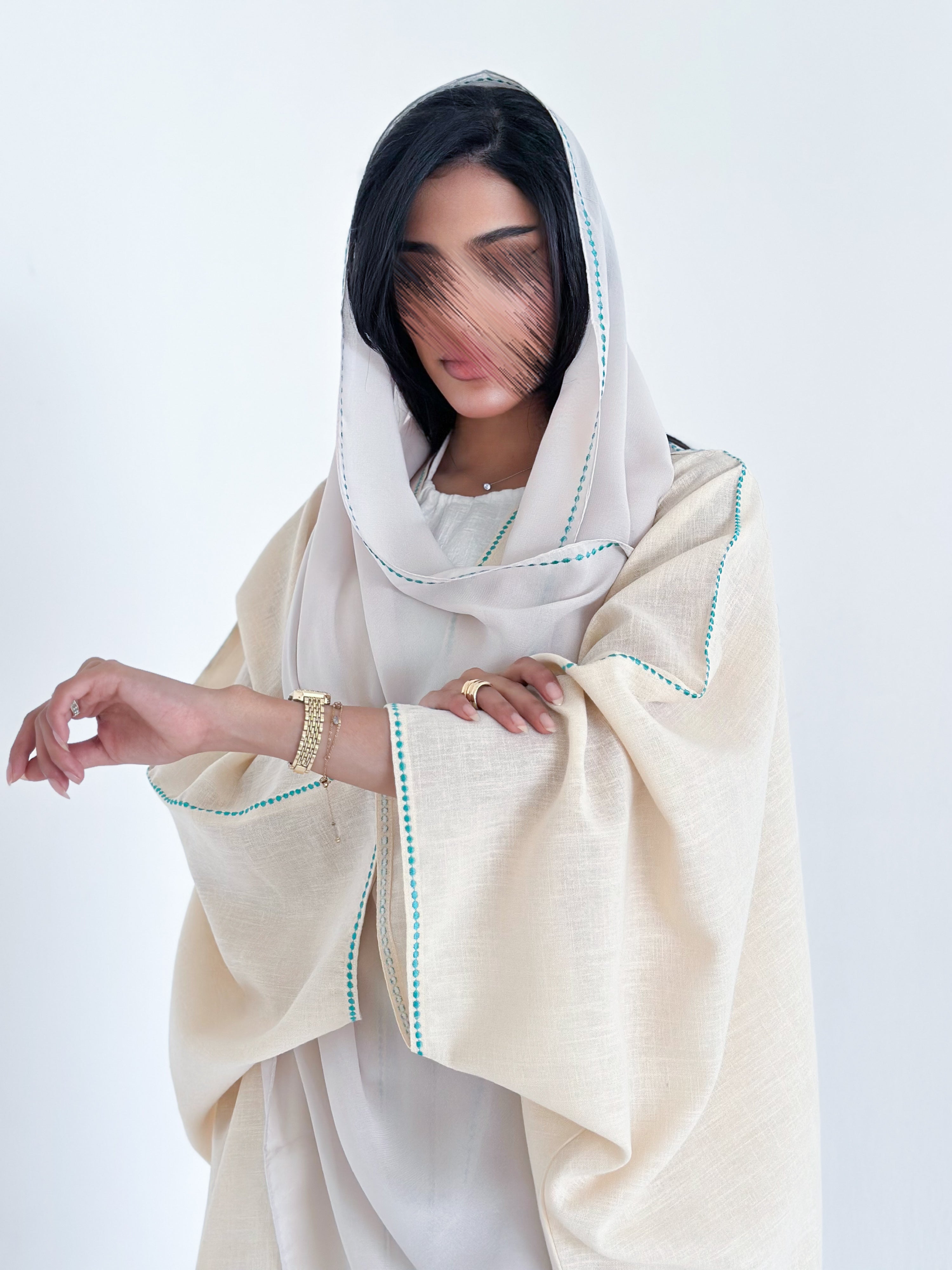 MW1350 - عباية فراشة بلون البيج مطرزة من الخلف وعلى الأطراف - Aya