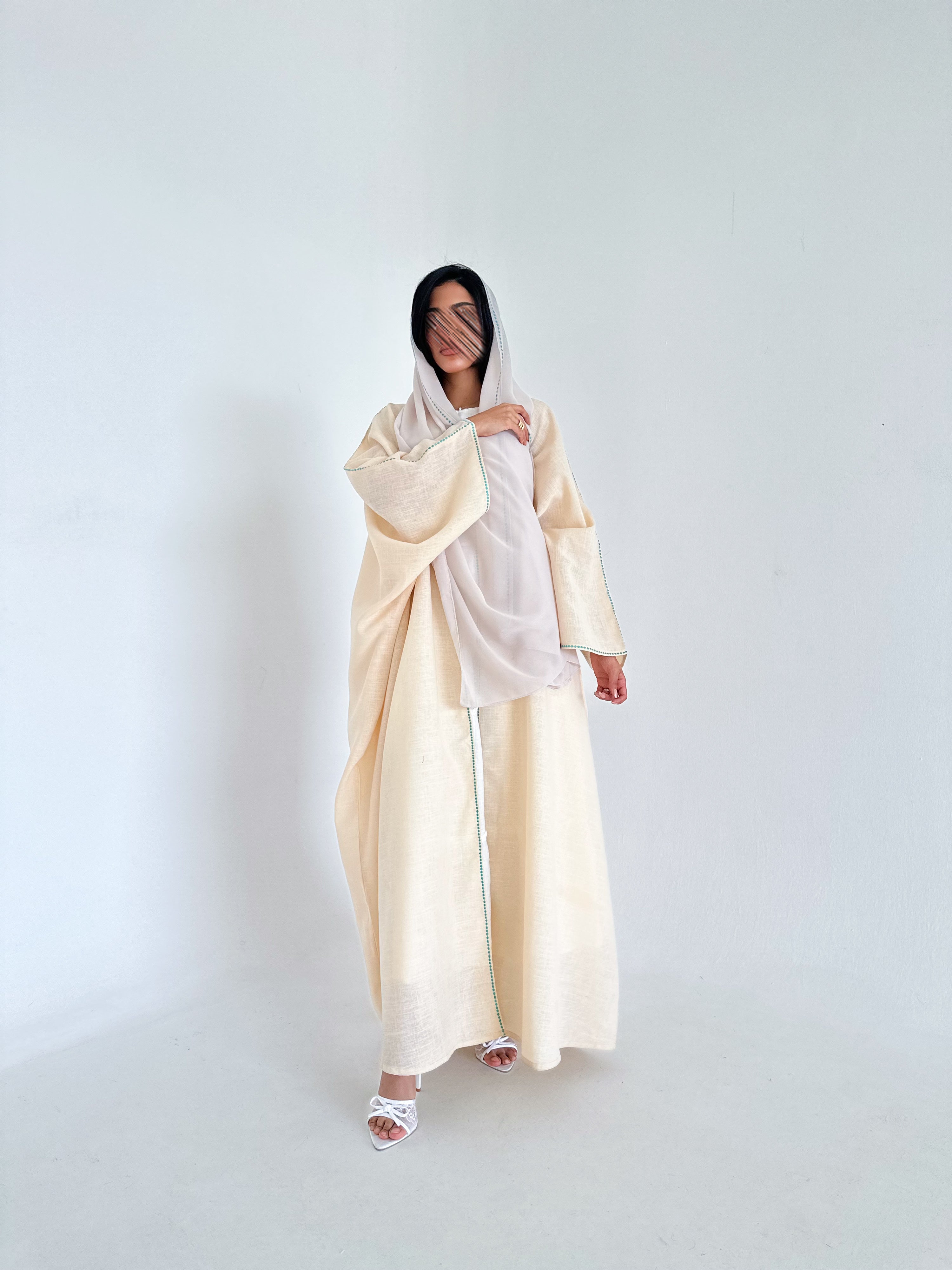 MW1350 - عباية فراشة بلون البيج مطرزة من الخلف وعلى الأطراف - Aya