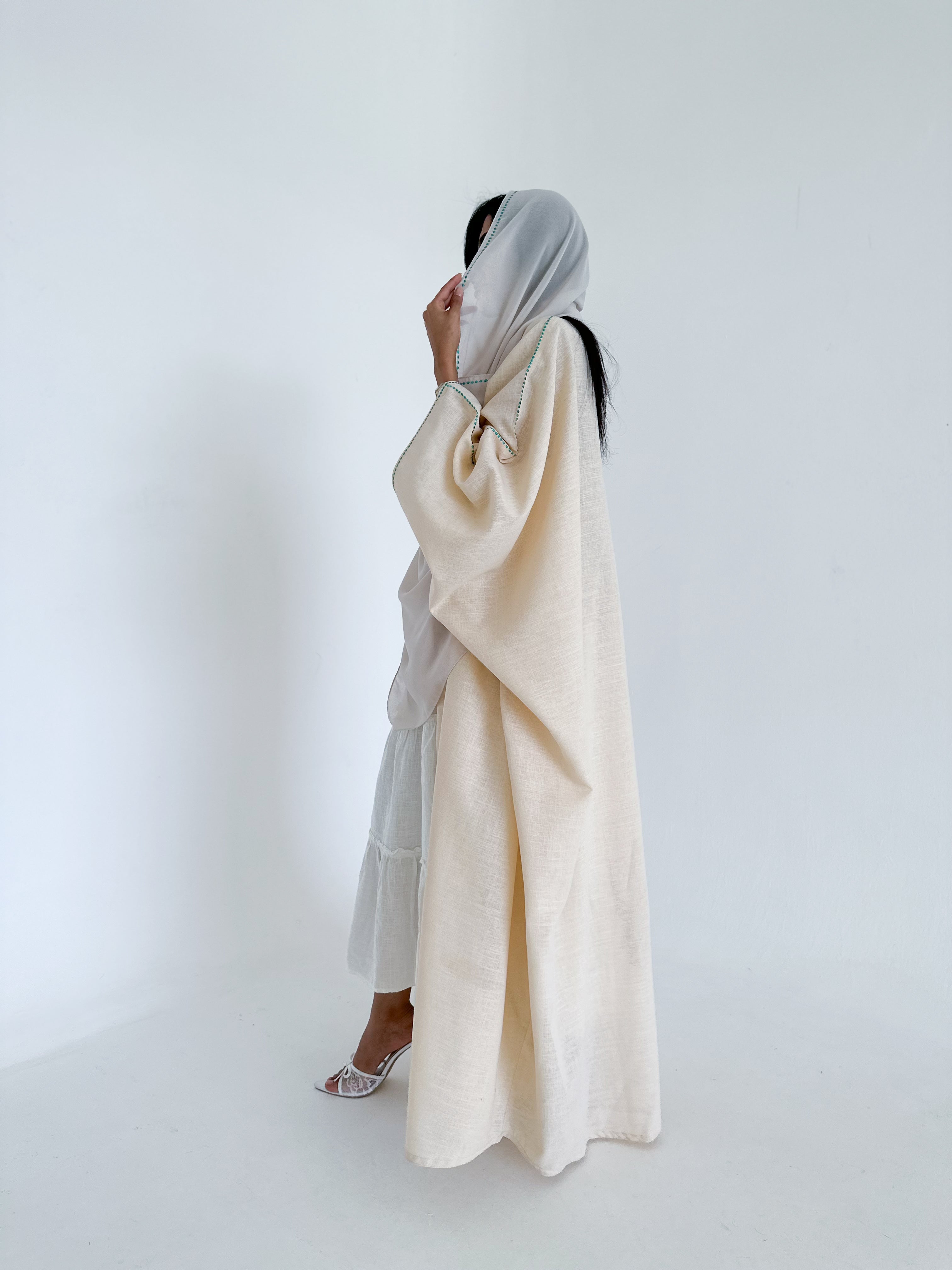 MW1350 - عباية فراشة بلون البيج مطرزة من الخلف وعلى الأطراف - Aya