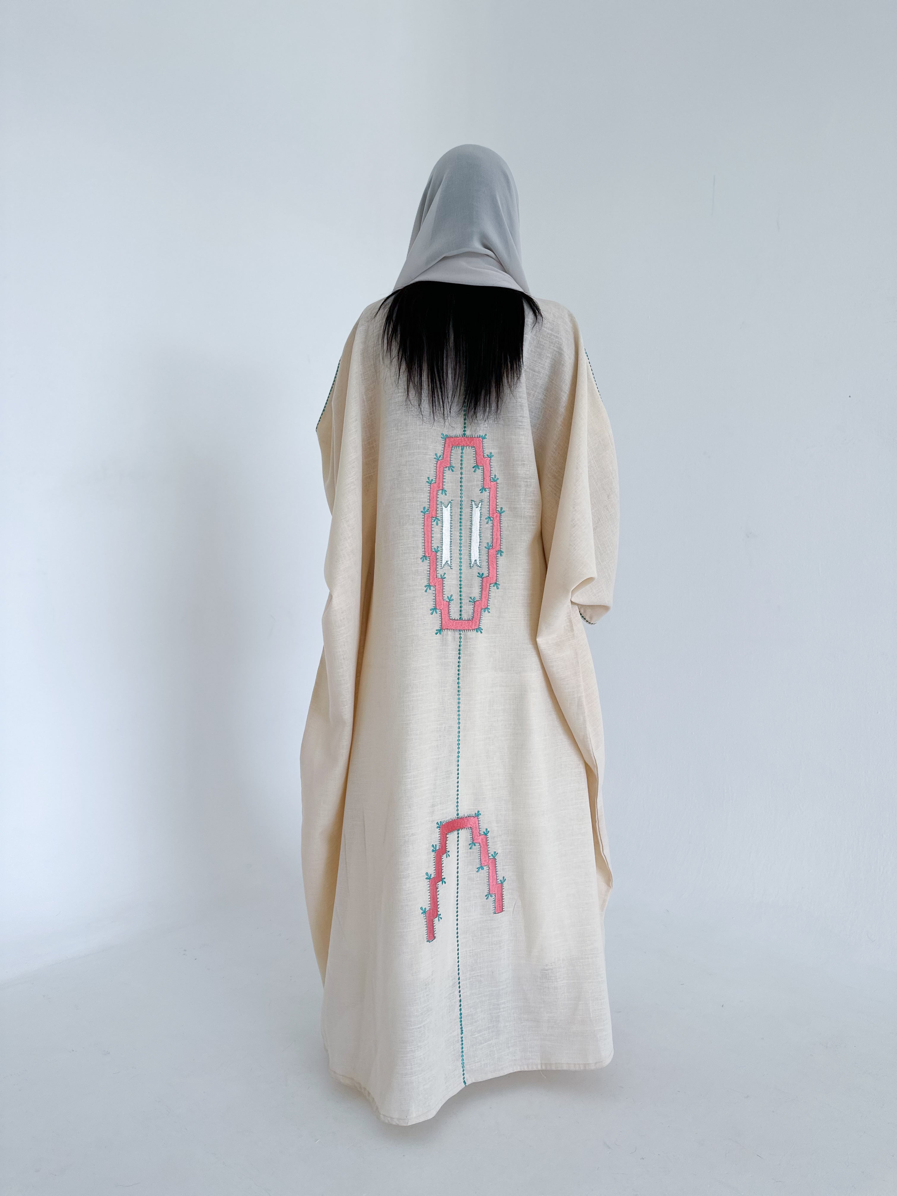 MW1350 - عباية فراشة بلون البيج مطرزة من الخلف وعلى الأطراف - Aya