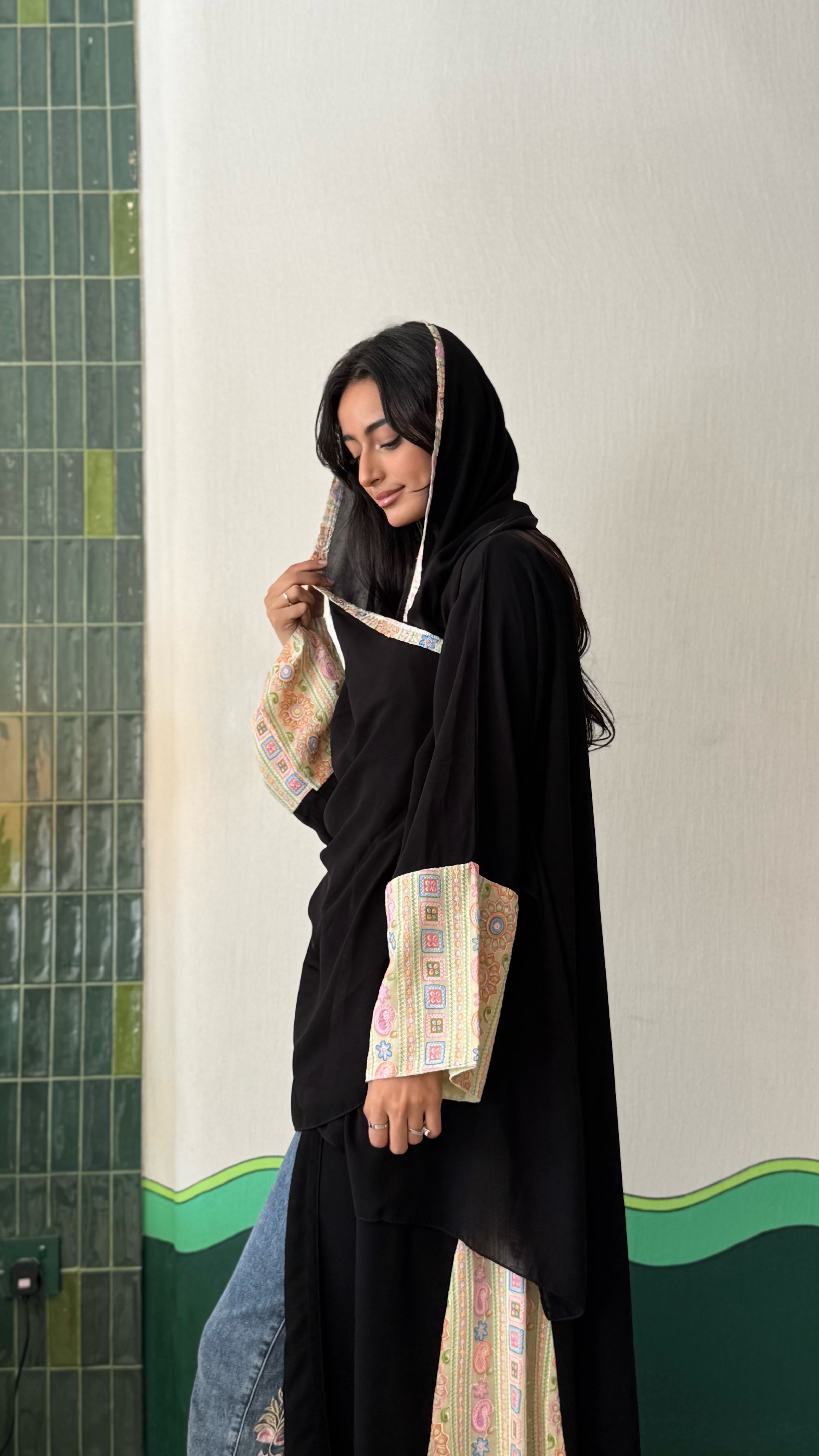 MWT430 - عباية سواد مع تدخيلة ملونه - Aya
