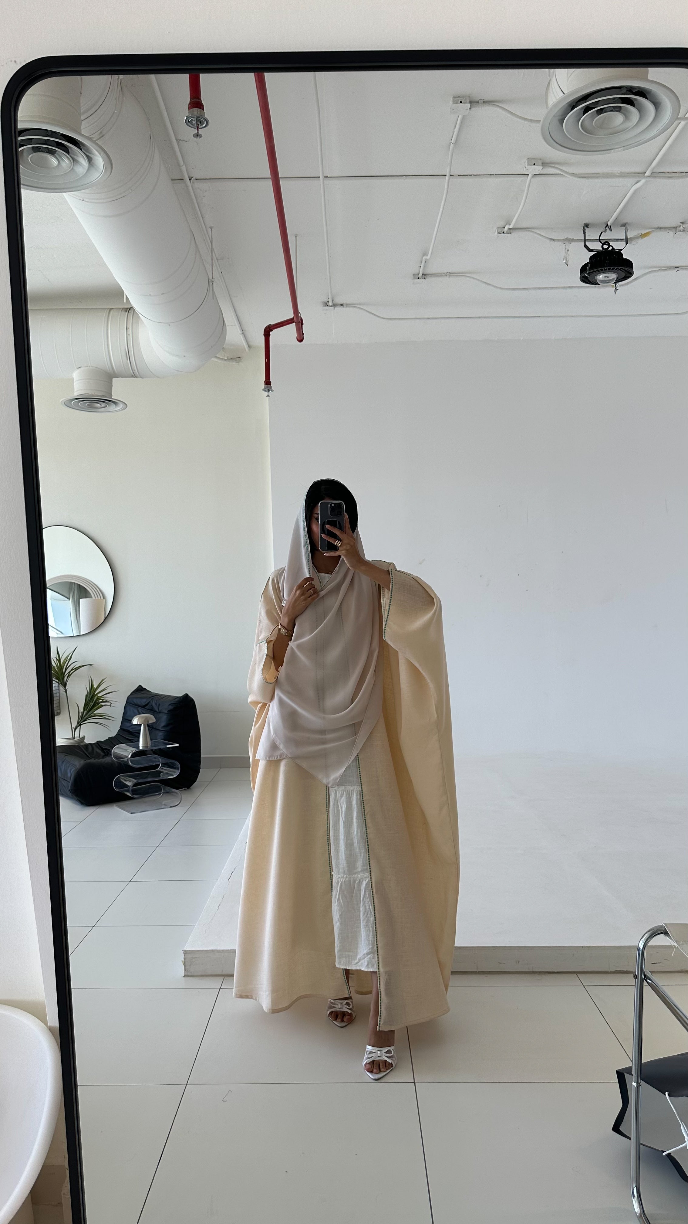 MW1350 - عباية فراشة بلون البيج مطرزة من الخلف وعلى الأطراف - Aya