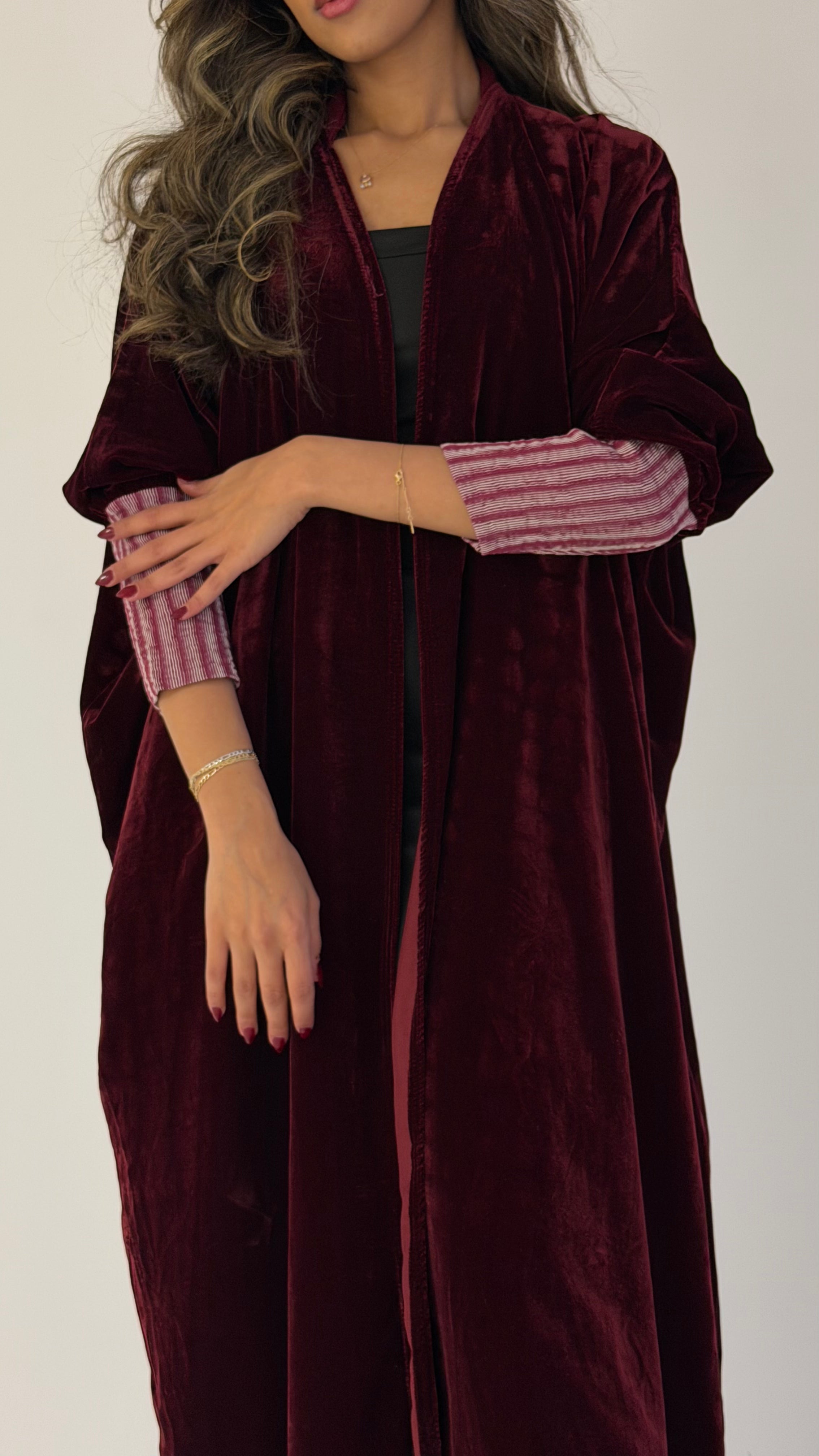 MWT525 - عباية عنابية مخمل بأكمام استرتش - Aya