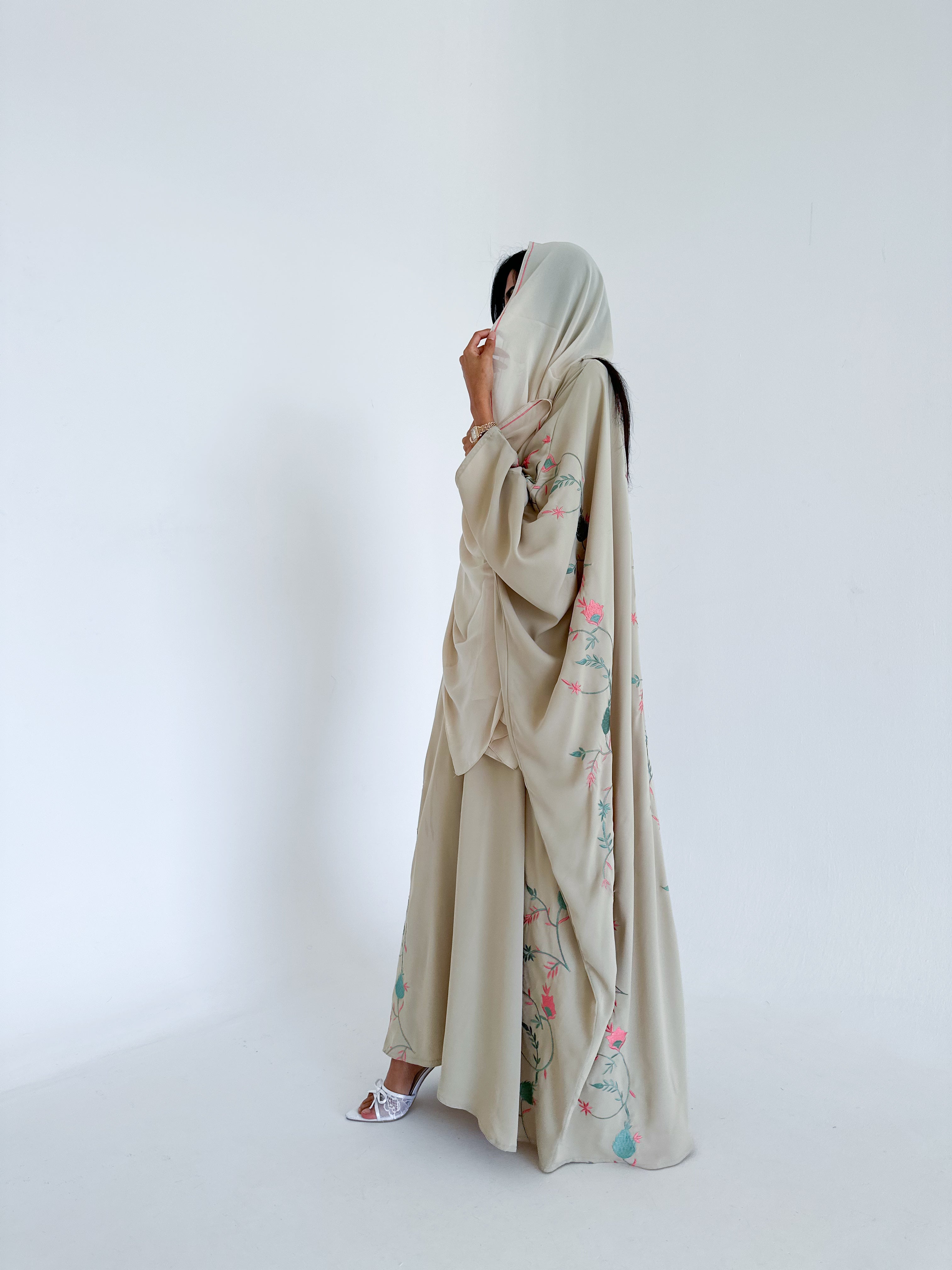 MW1348 - عباية بلون البيج من الكريب الناعم بتطريزات فاخرة - Aya