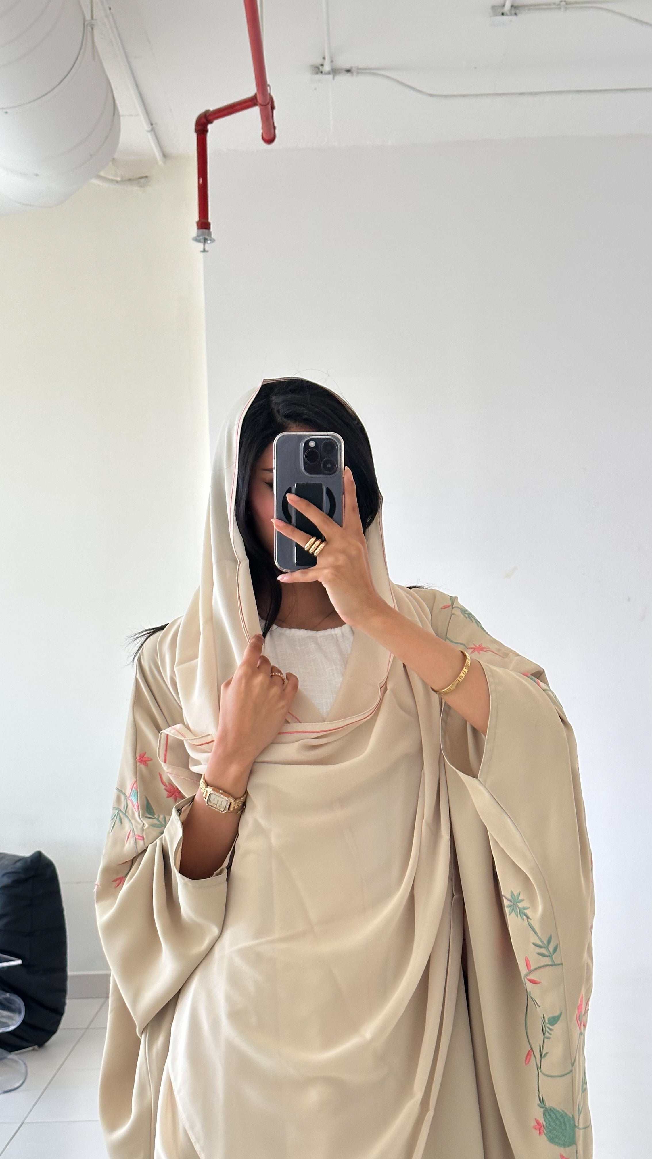 MW1348 - عباية بلون البيج من الكريب الناعم بتطريزات فاخرة - Aya