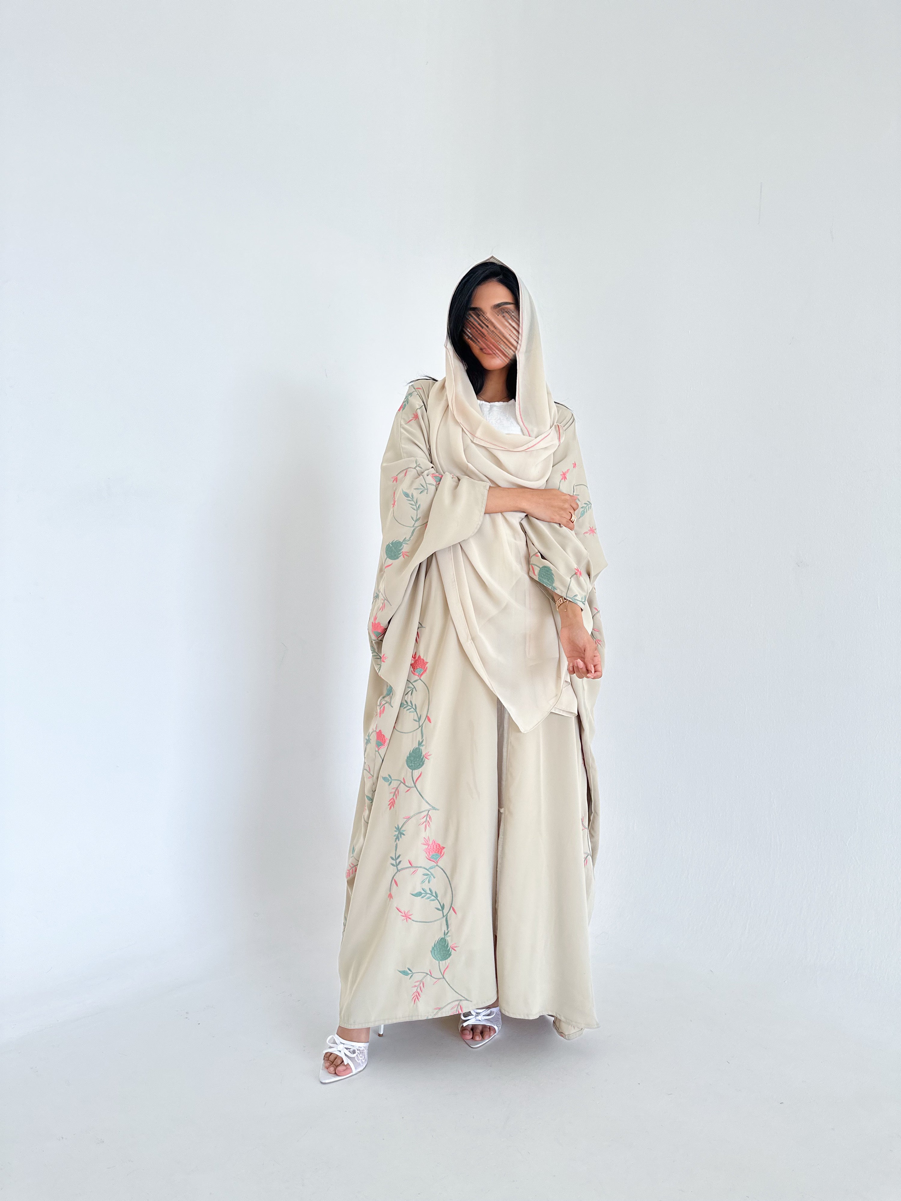 MW1348 - عباية بلون البيج من الكريب الناعم بتطريزات فاخرة - Aya