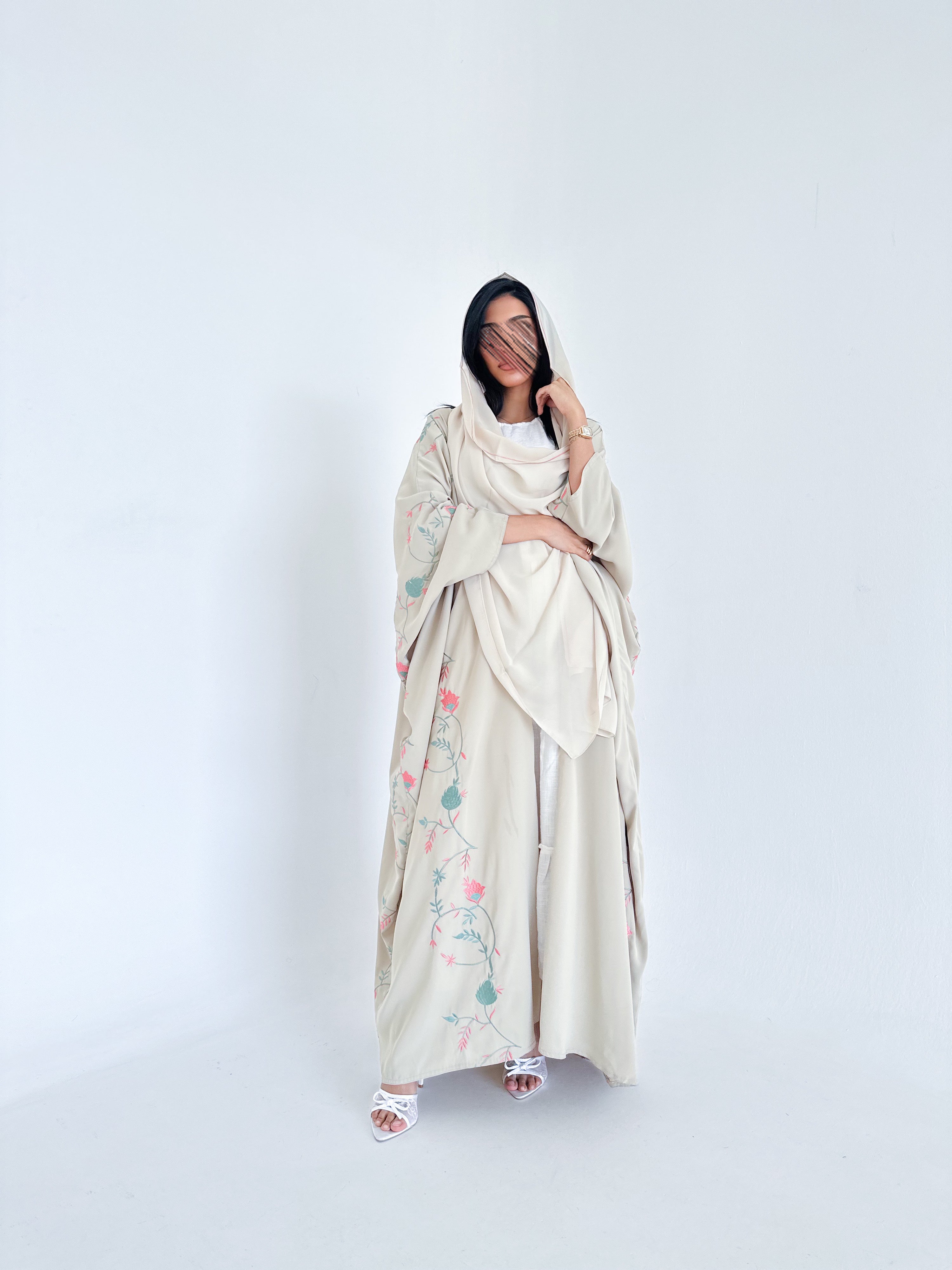 MW1348 - عباية بلون البيج من الكريب الناعم بتطريزات فاخرة - Aya