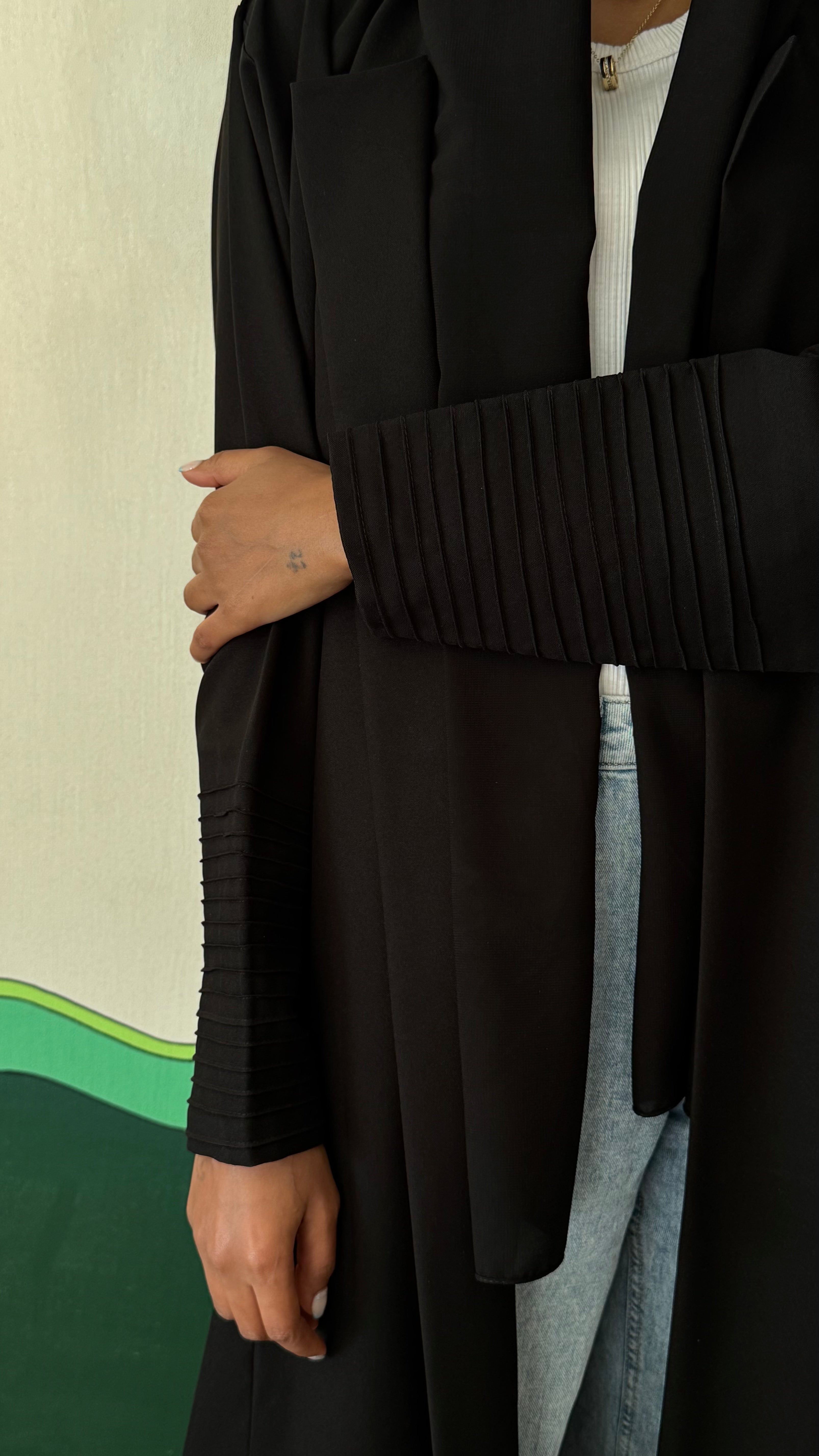 MW1676 - عباية سوداء لدوام بقصة الكلوش مع جيب خطوط في الكم
