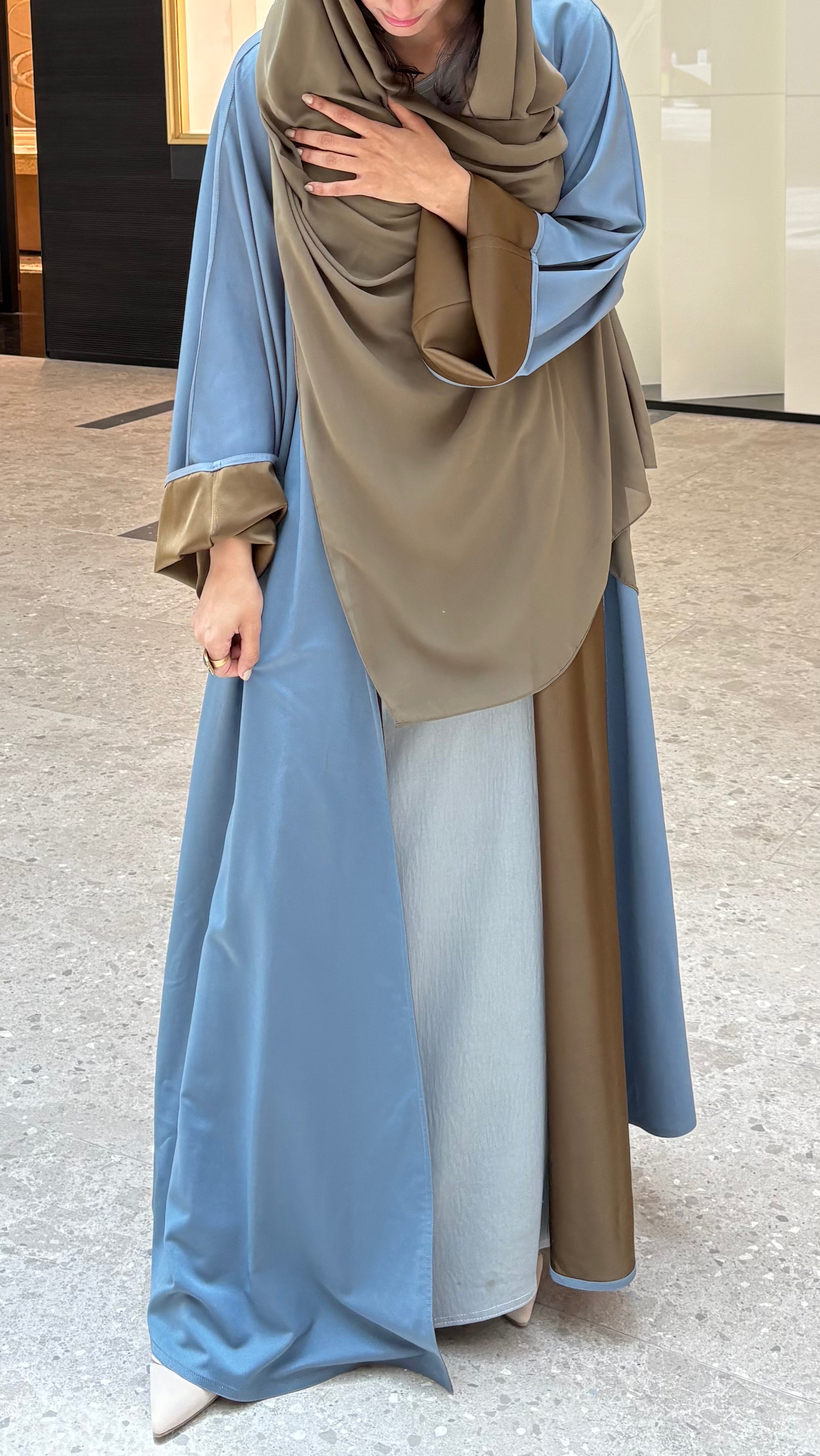 MW1326 - عباية دبل فيس باللون الأزرق الهادئ والزيتي الفاخر - Aya