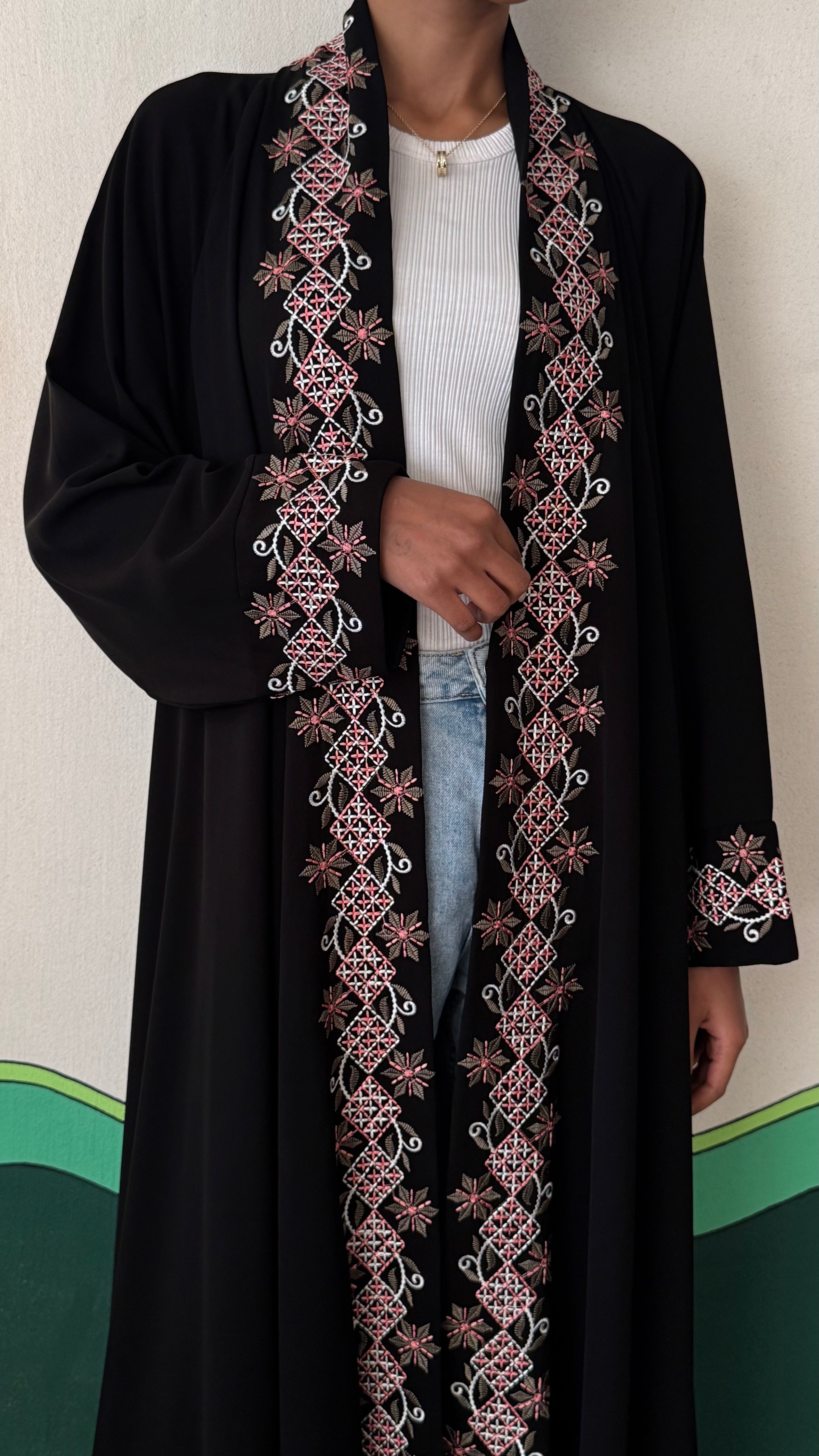 MW1681 - عباية سوداء مطرزة في الياقة والاكمام بكلفة