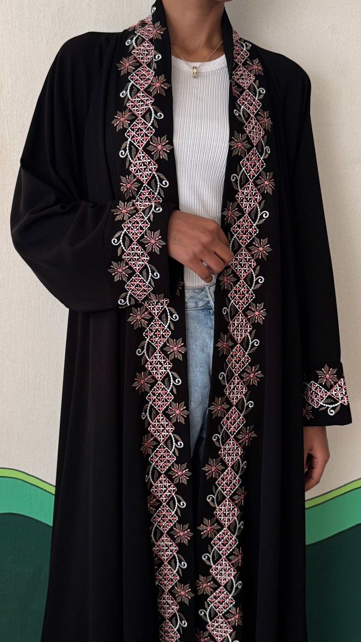MW1681 - عباية سوداء مطرزة في الياقة والاكمام بكلفة - Aya