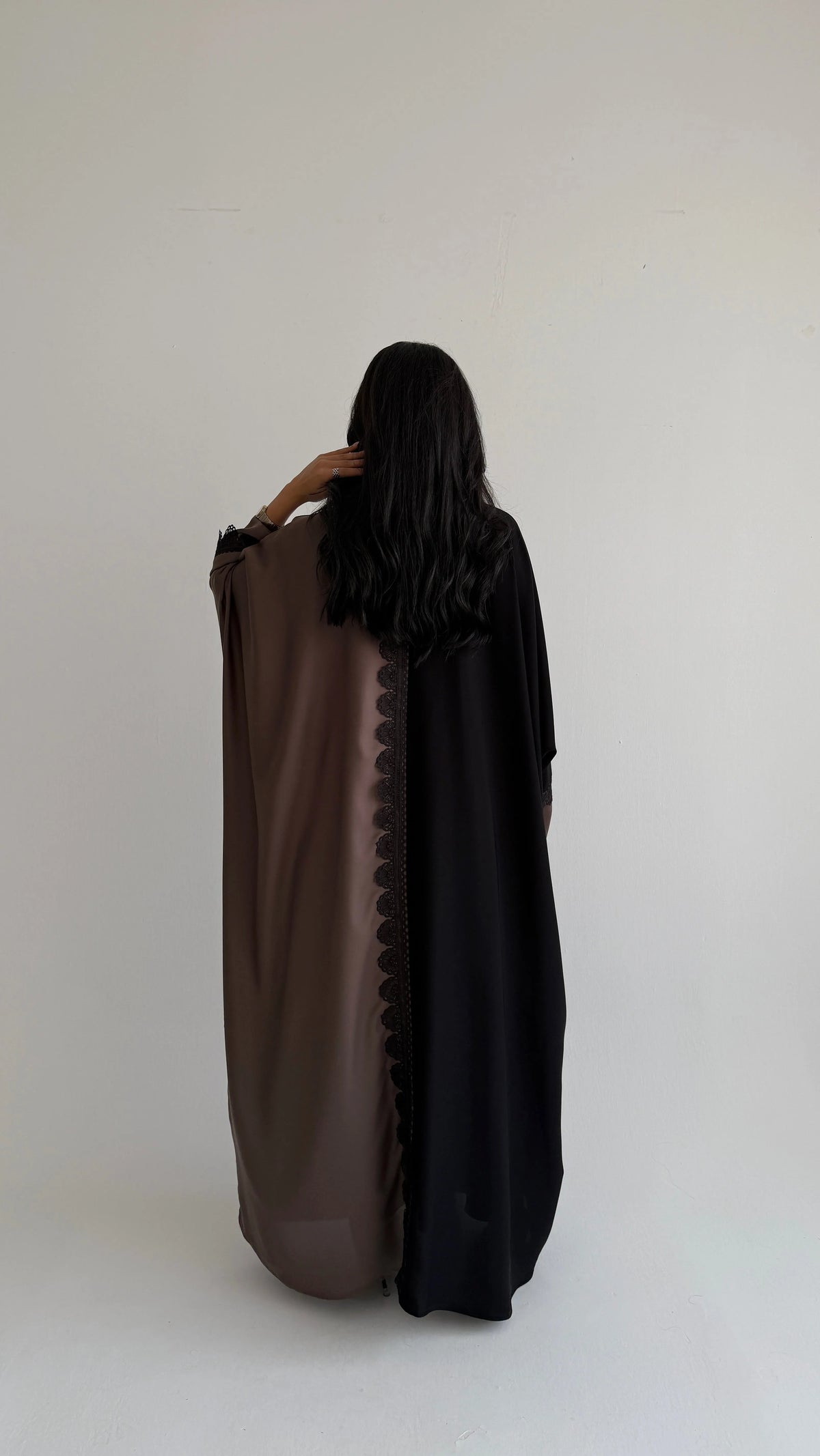 MWT5219 - عبايه يومية مع تدخيلات كلفة اسود - Aya