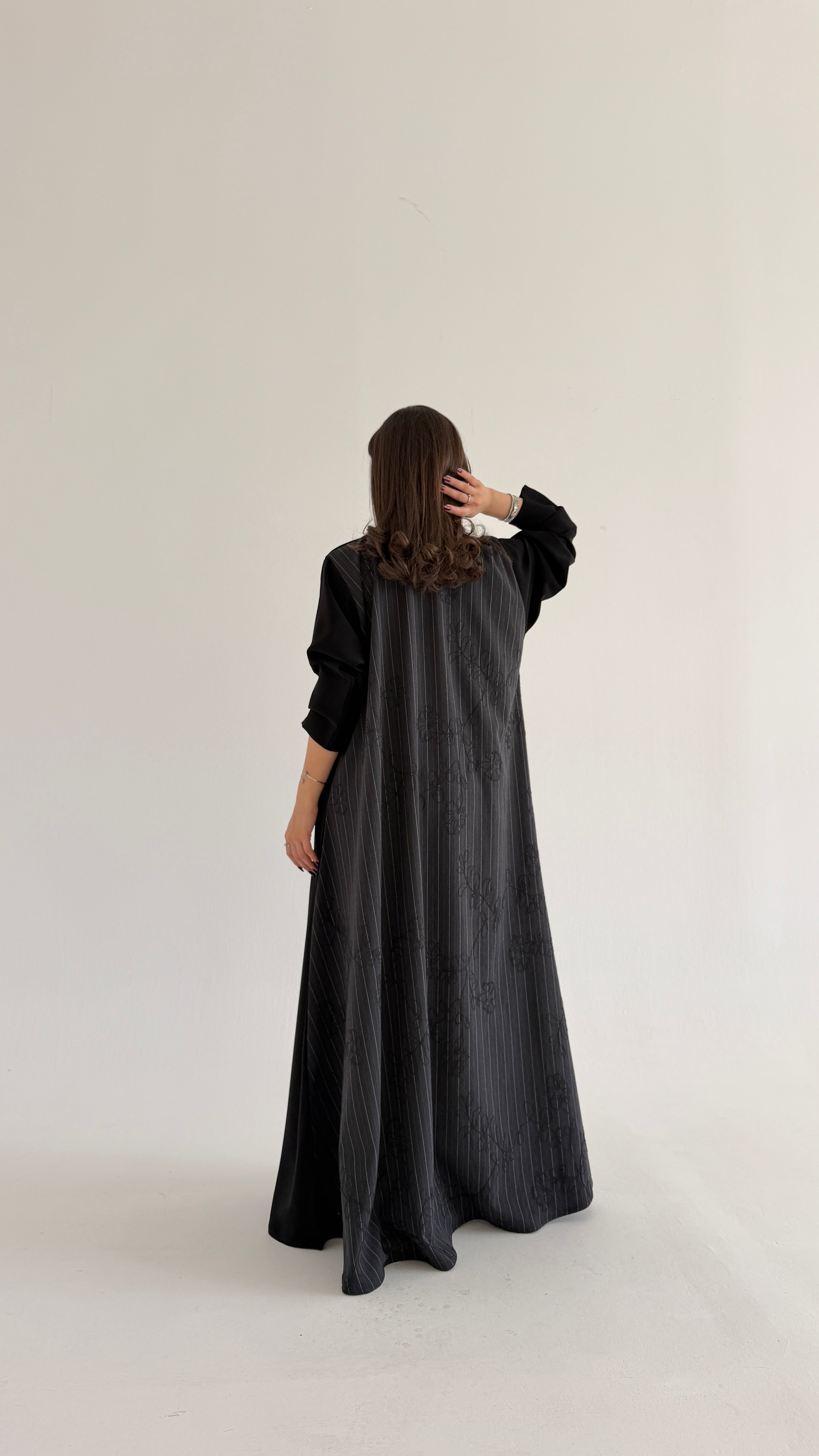 MW2107 - عباية كريب مع اضافة راقية من الجاكار انيقة بقصه نص كلوش عصرية - Aya