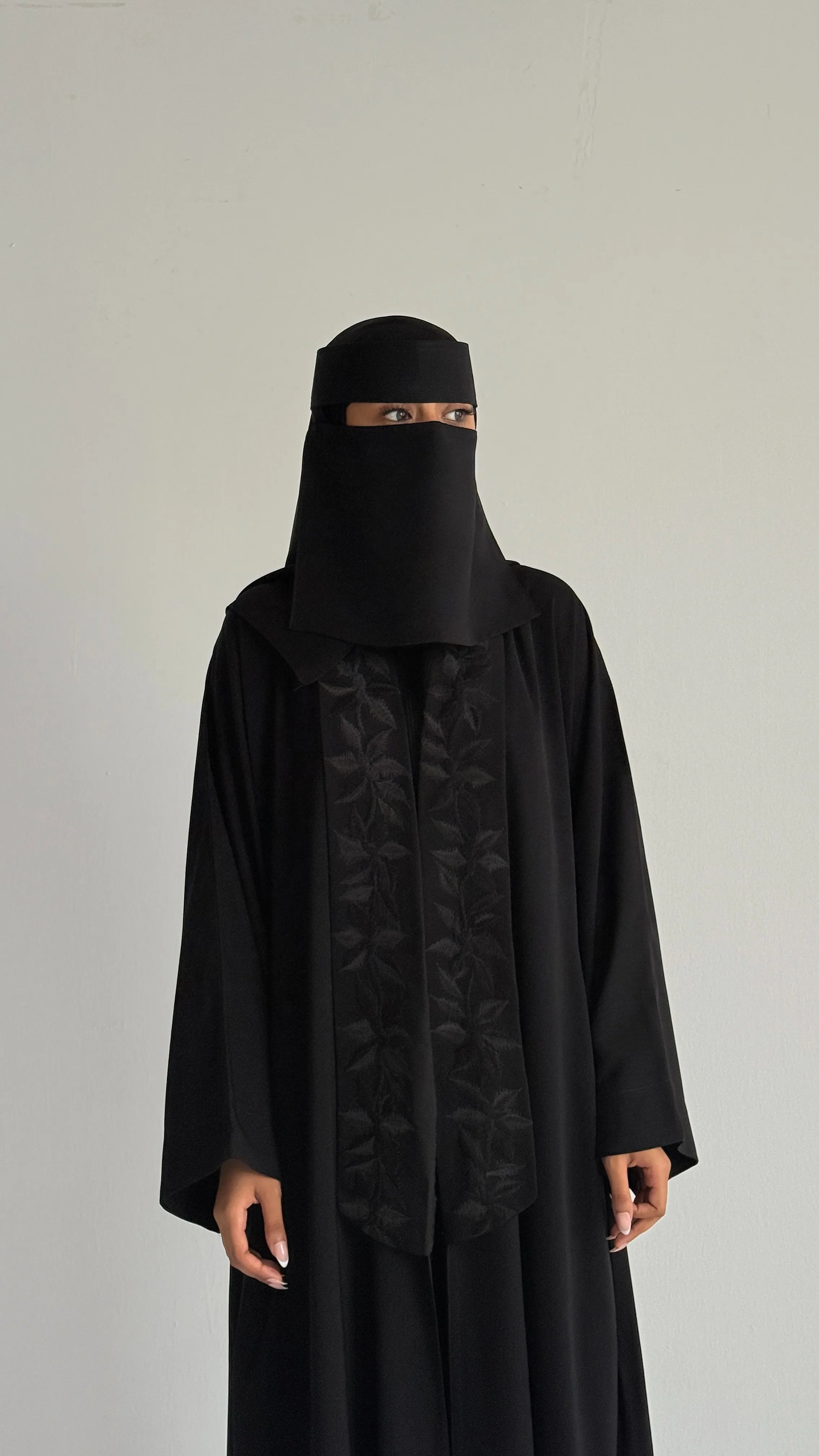 MWT4074 - عباية تطريز سوداء