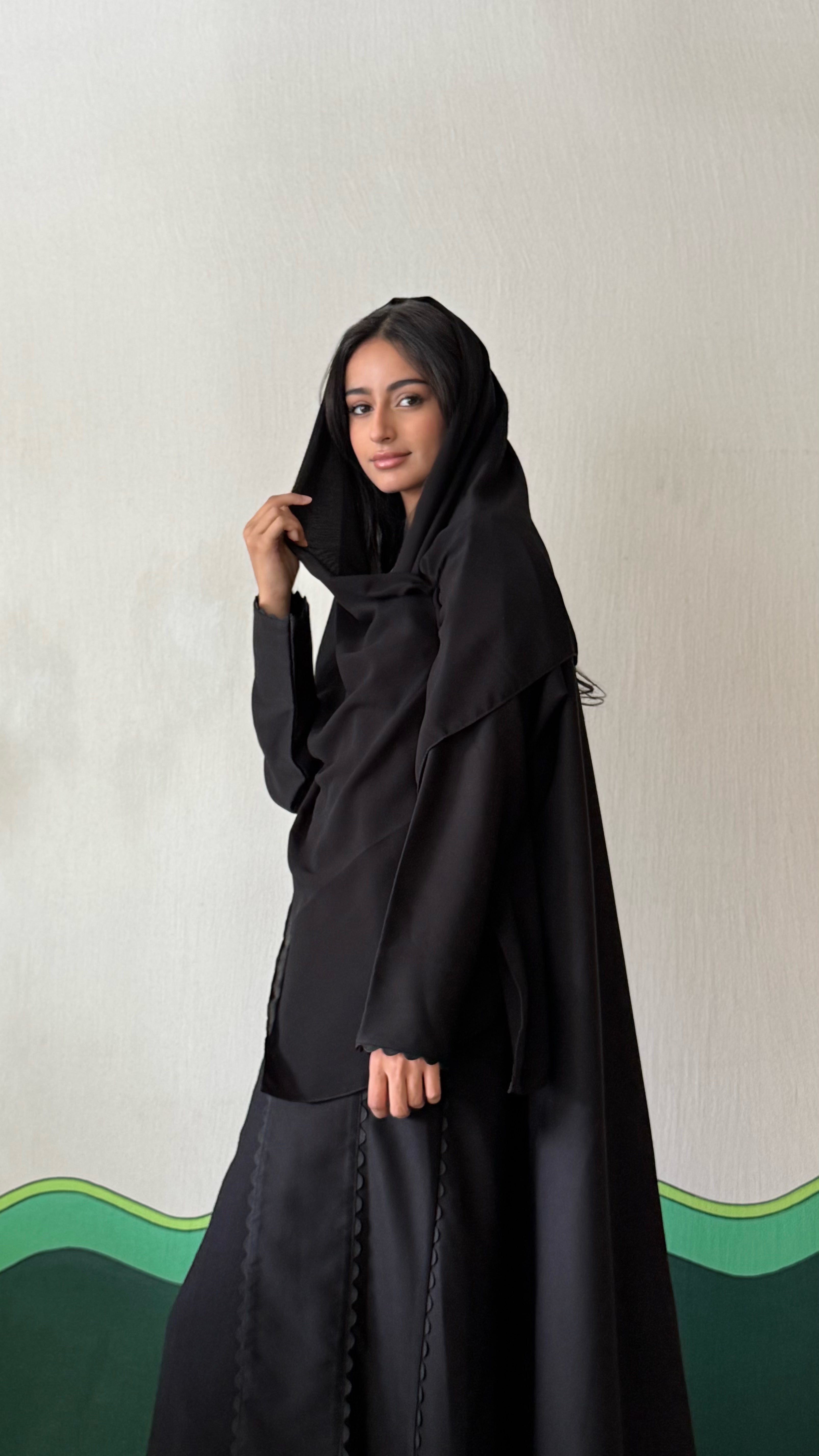MWT433 - عباية سوداء بتفصيل متموّج