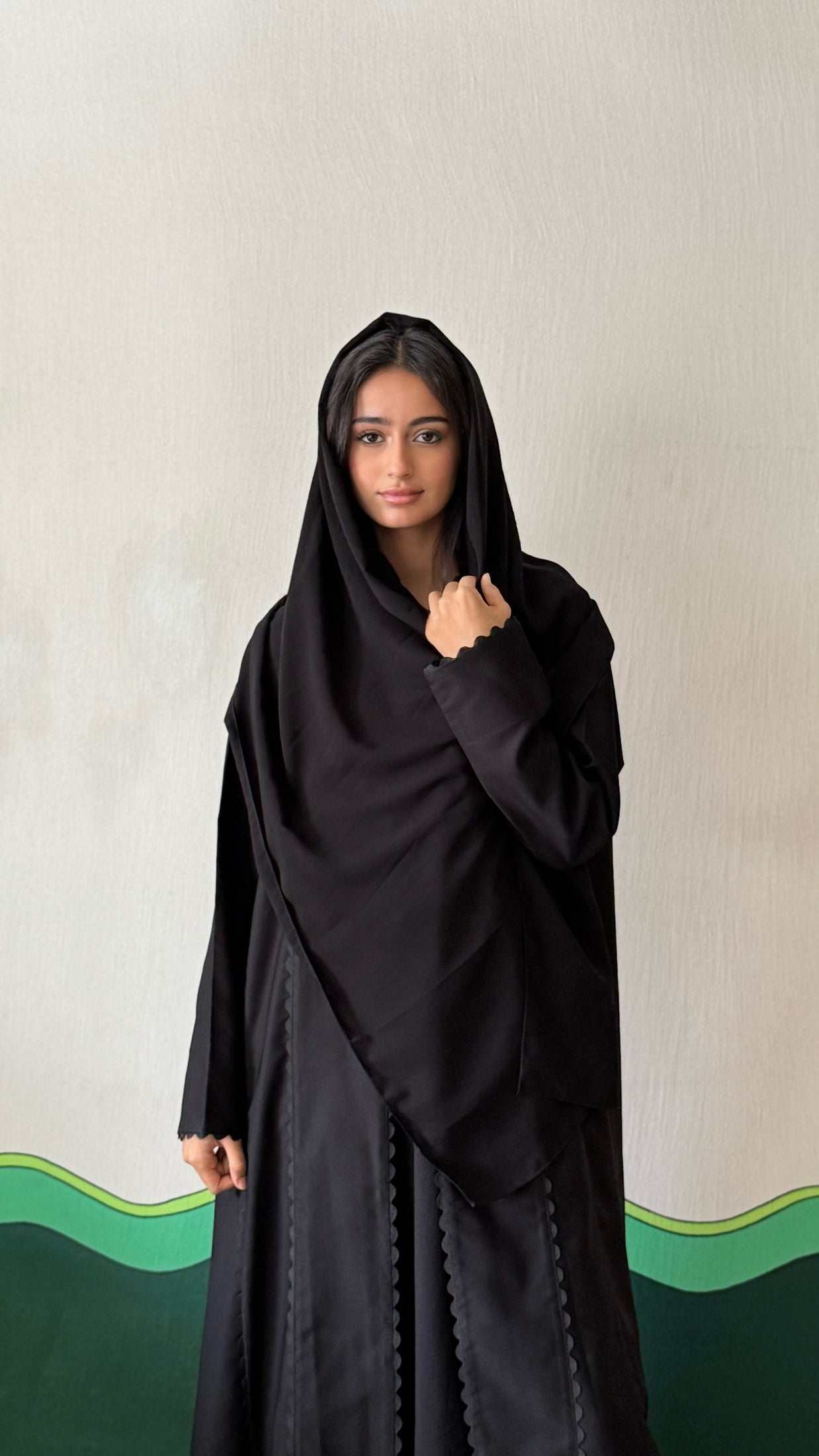 MWT433 - عباية سوداء بتفصيل متموّج - Aya