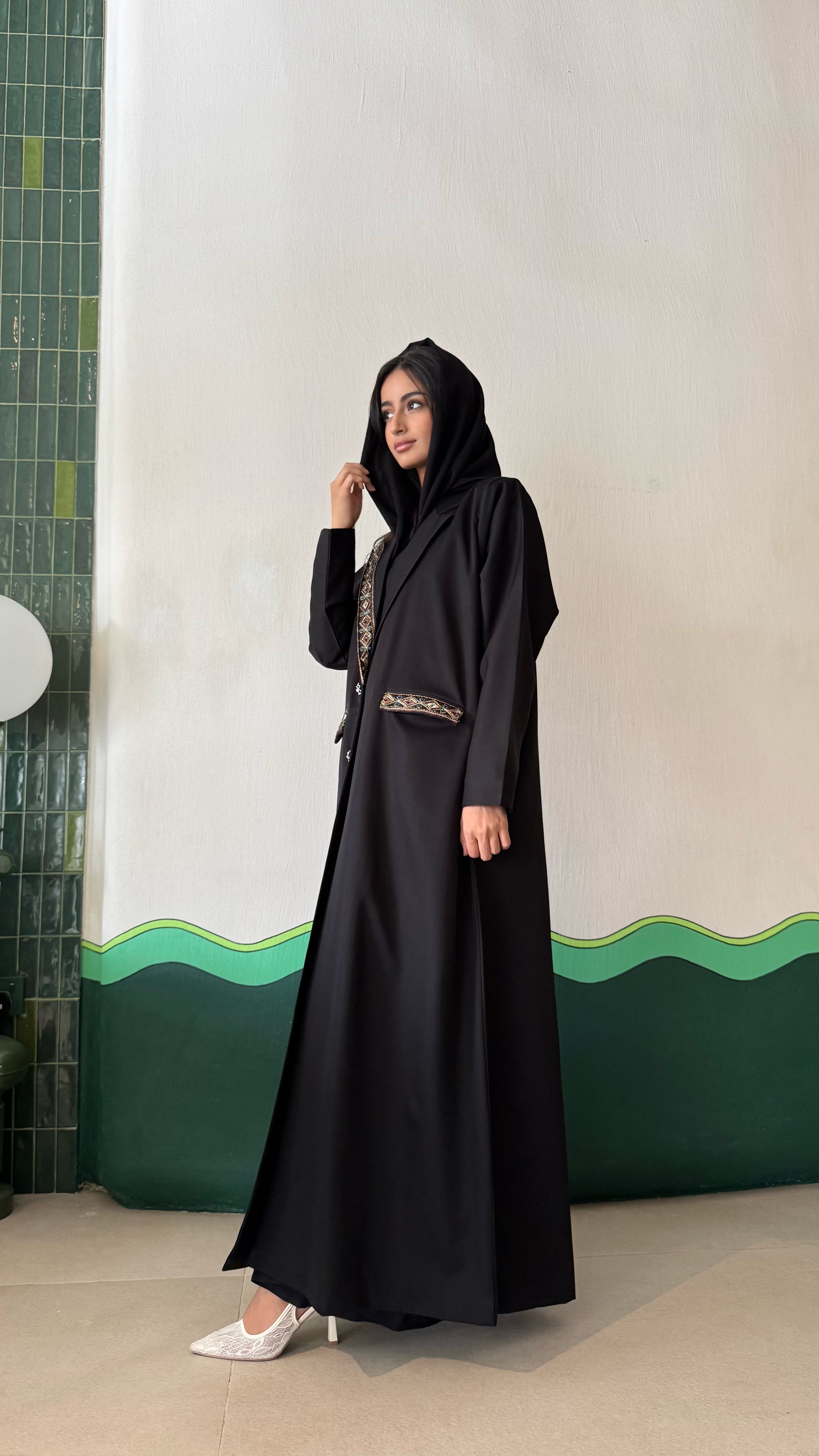 MWT438 - عباية سودا بليزر بتطريز ذهبي