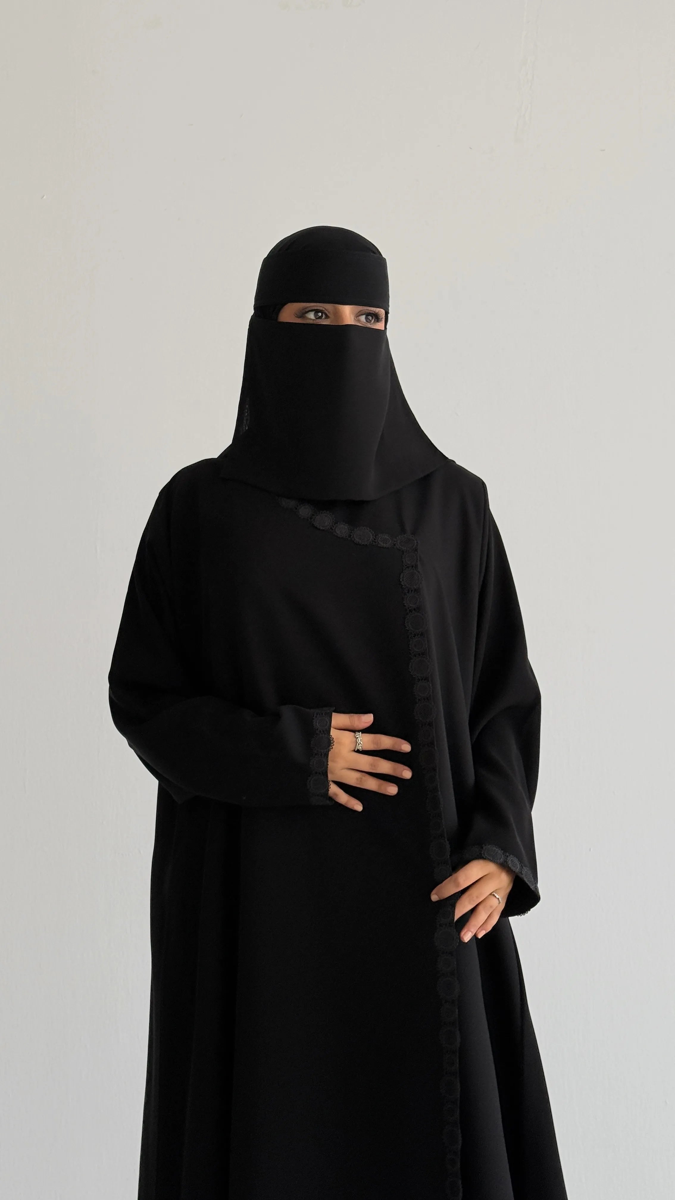 MW421 - عباية سوداء لف