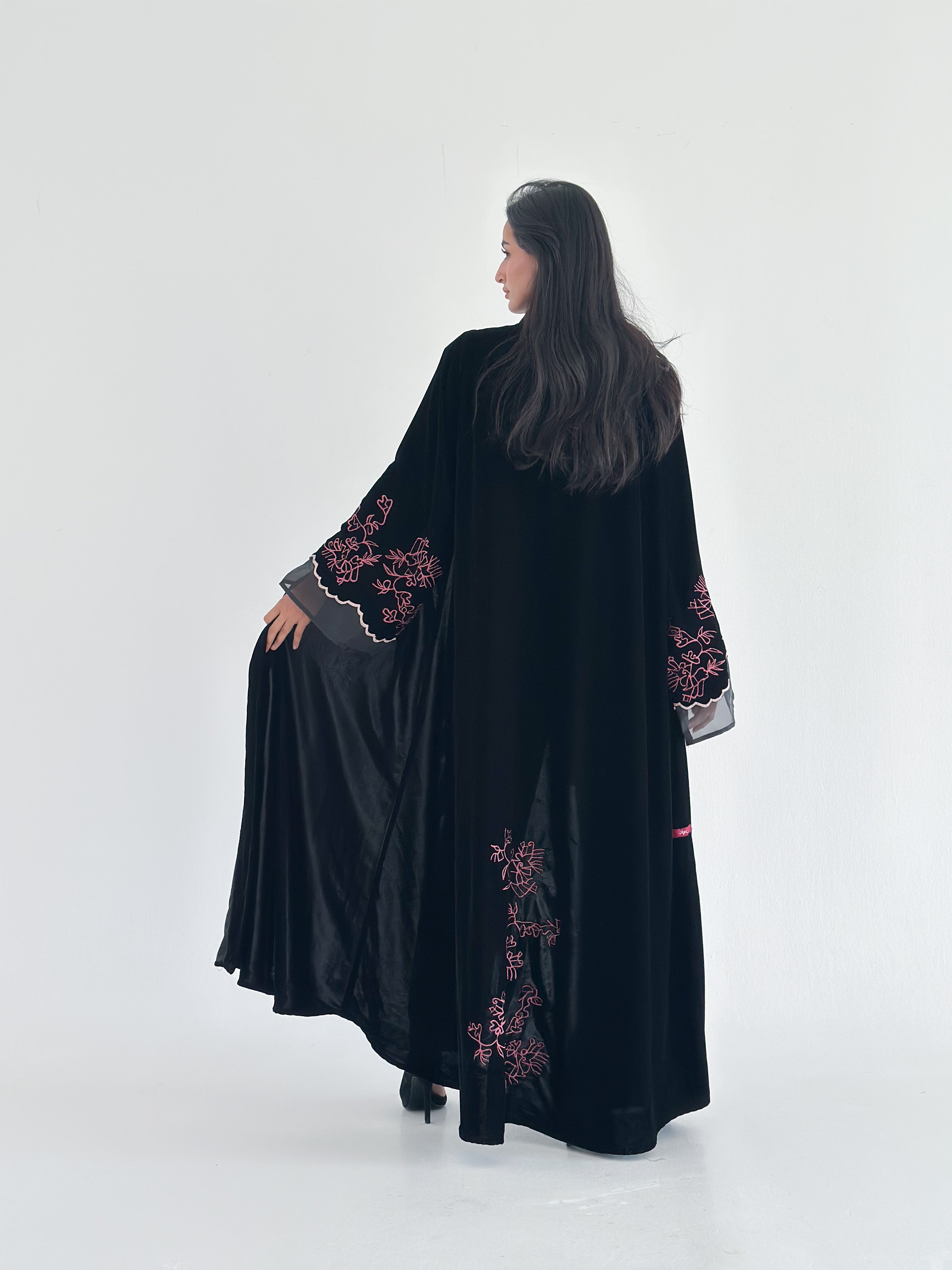 MWT746 - عباية مخمل بأكمام مطرزة - Aya