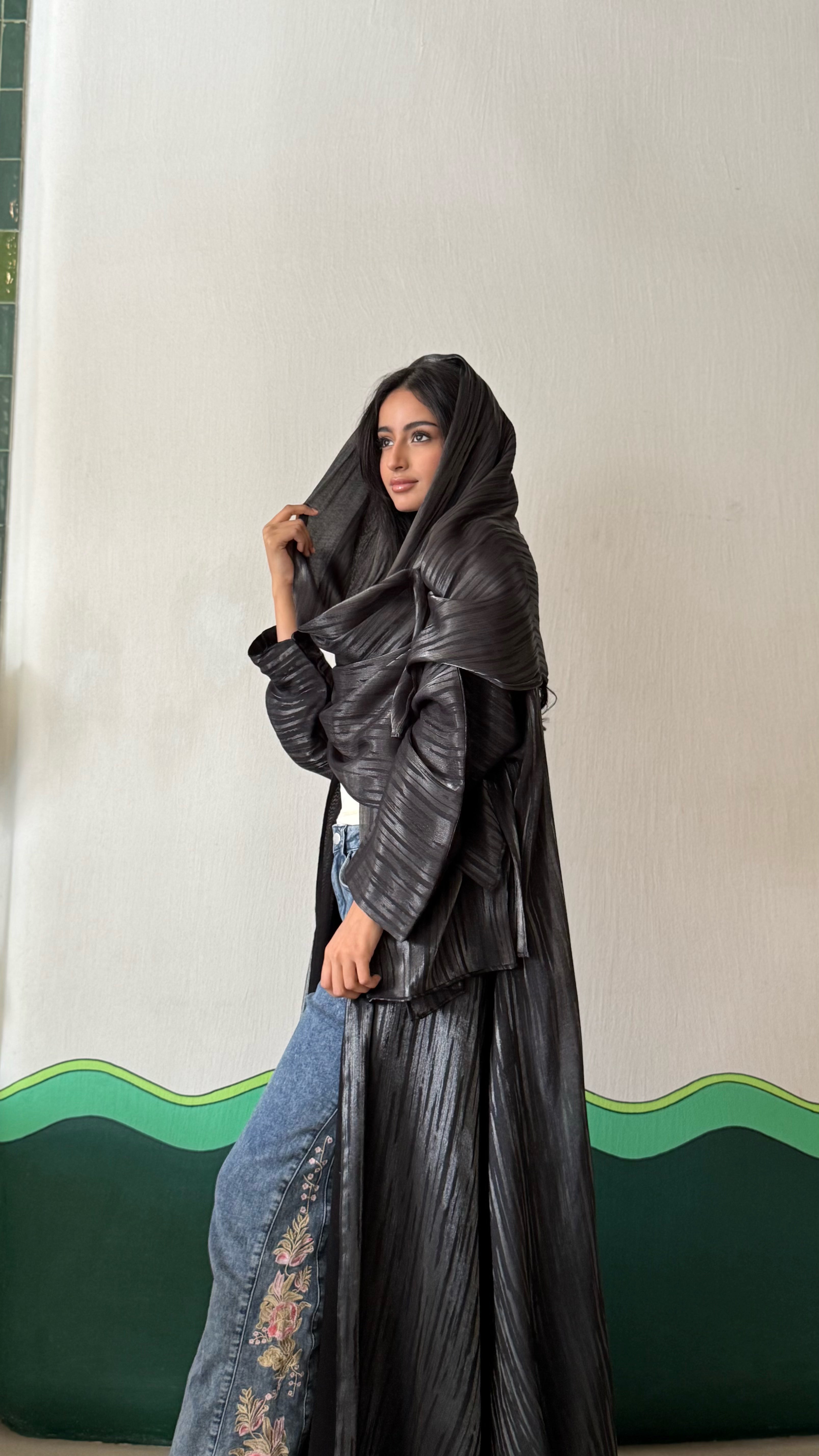 MWT343 - عباية أسود بخطوط ذهبي رصاصي - Aya