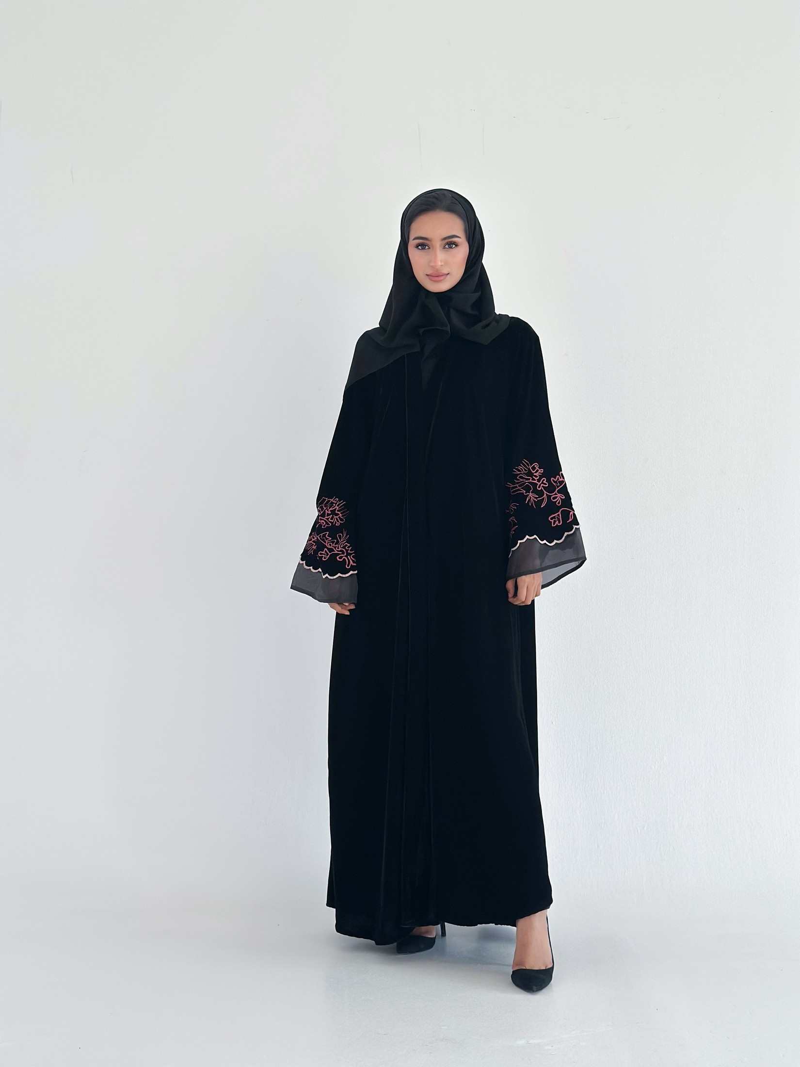 MWT746 - عباية مخمل بأكمام مطرزة - Aya
