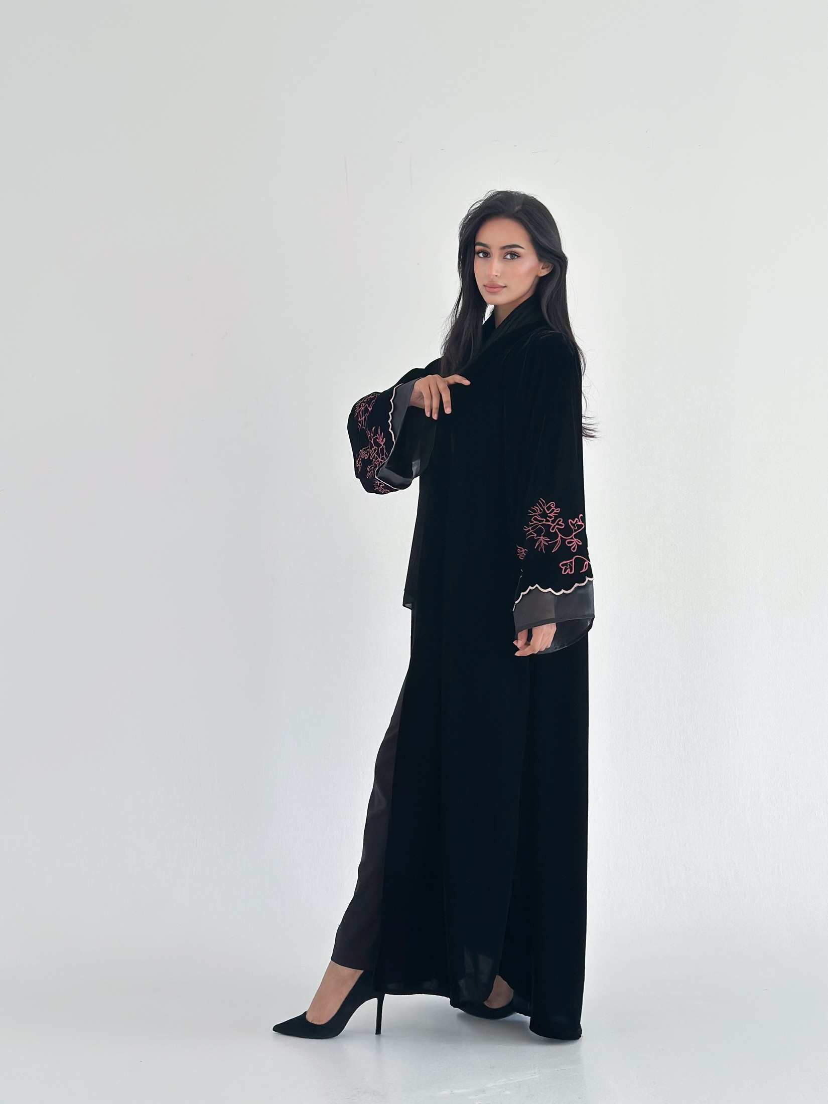 MWT746 - عباية مخمل بأكمام مطرزة - Aya