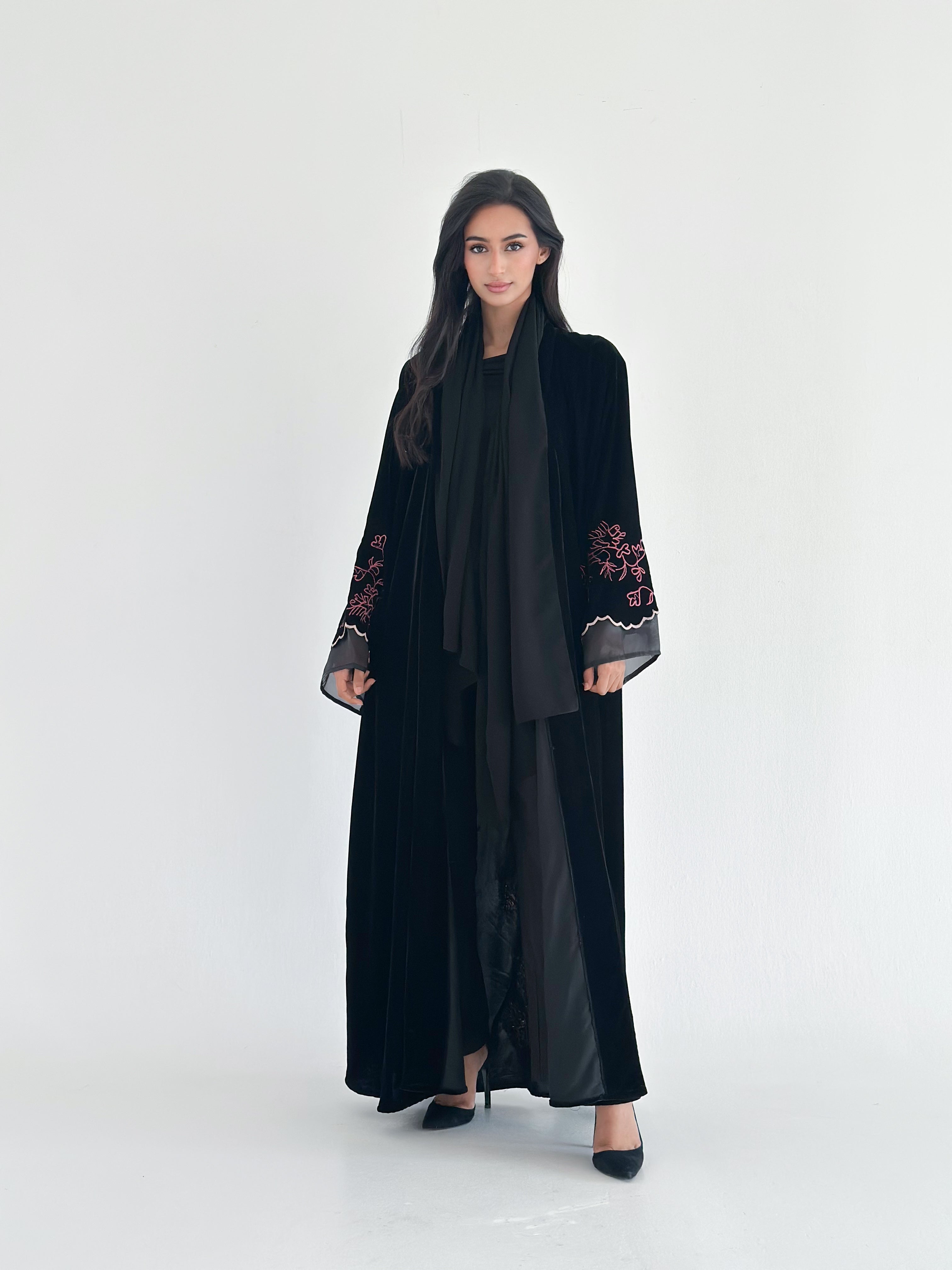 MWT746 - عباية مخمل بأكمام مطرزة - Aya