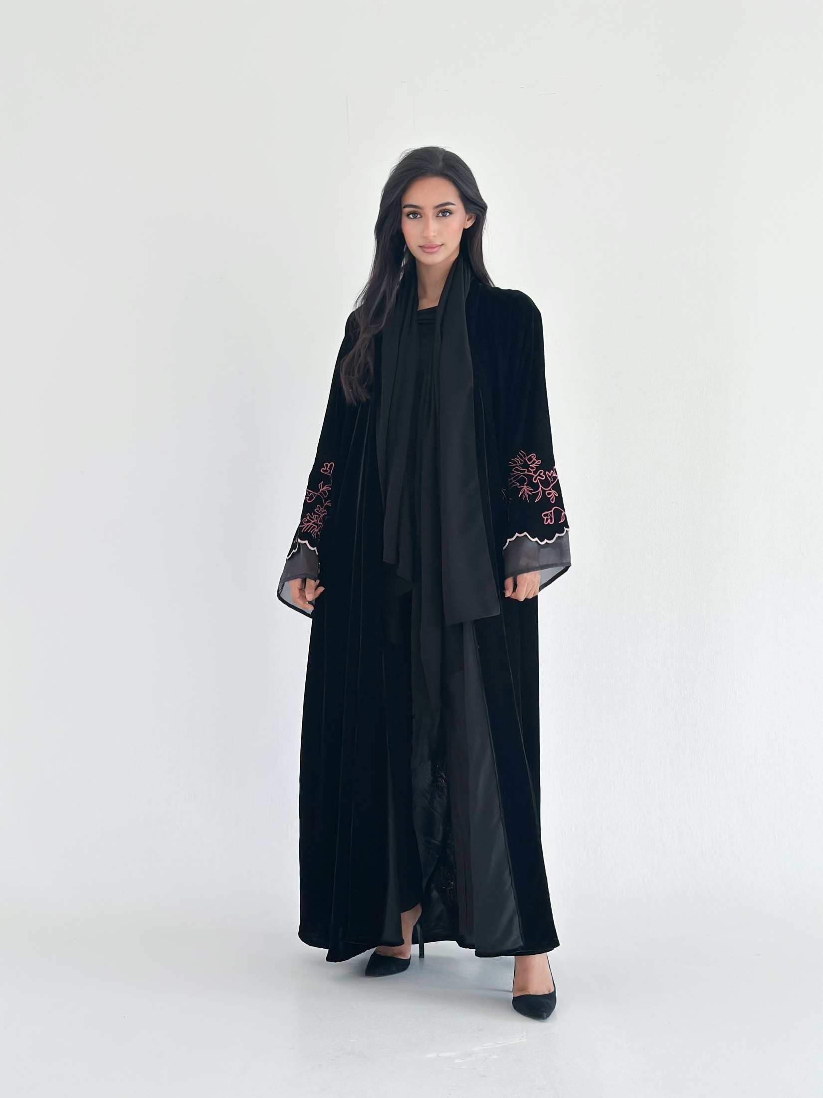 MWT746 - عباية مخمل بأكمام مطرزة - Aya