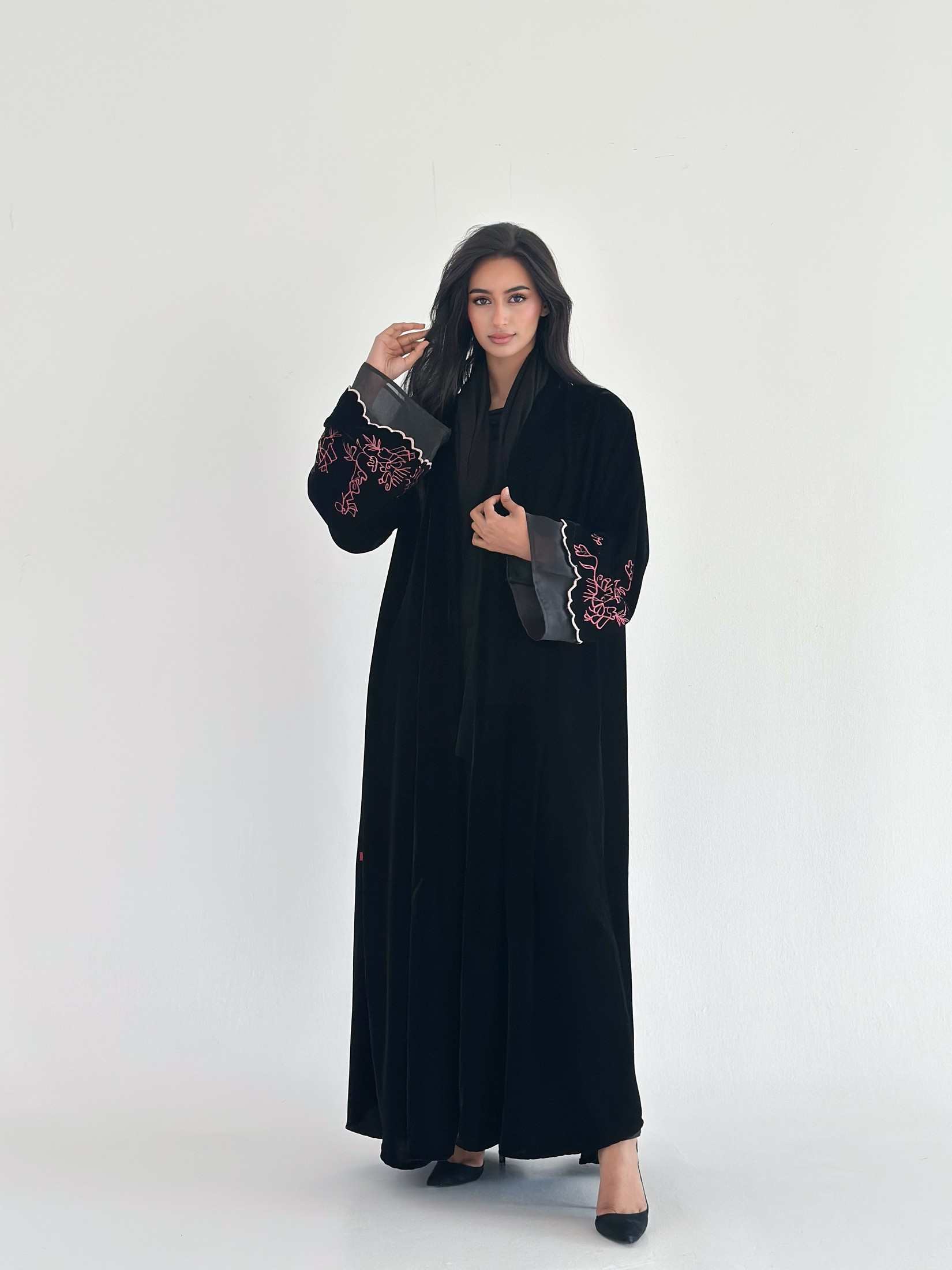 MWT746 - عباية مخمل بأكمام مطرزة - Aya