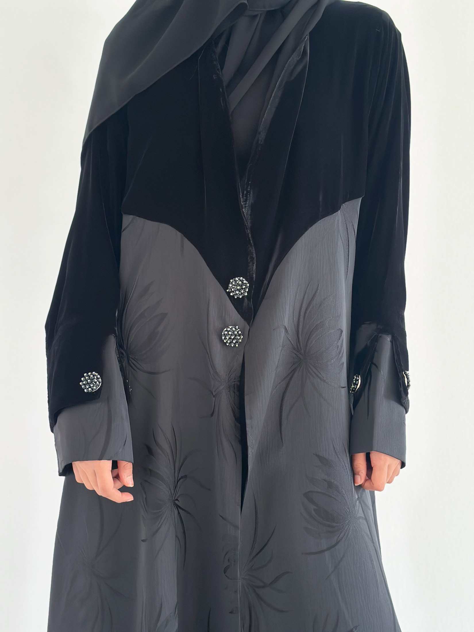 MWT824 -عباية مخمل مع تدخيلة جاكار - Aya