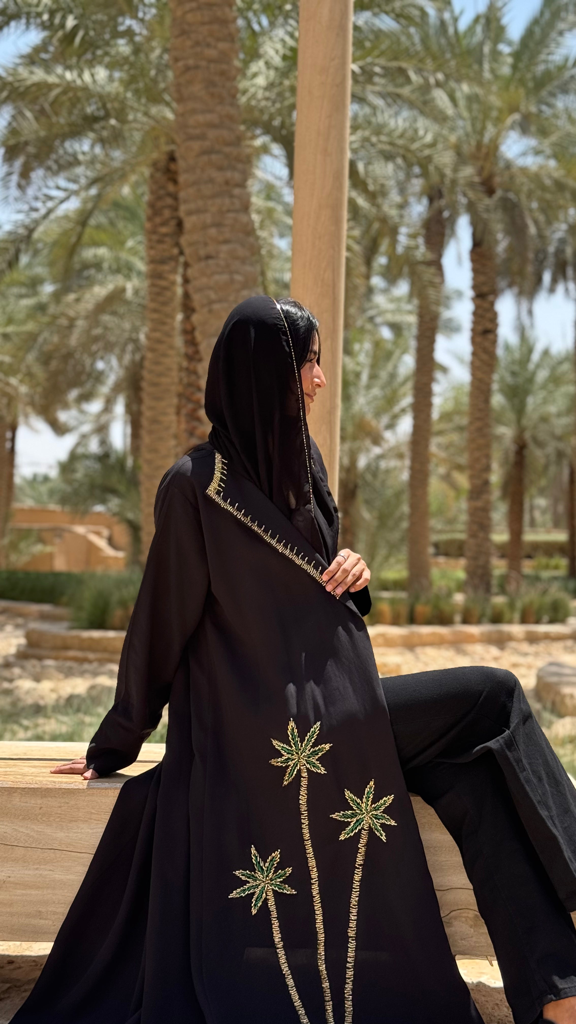 MWT435 - عباية اليوم الوطني سودا بتطريز ذهبي