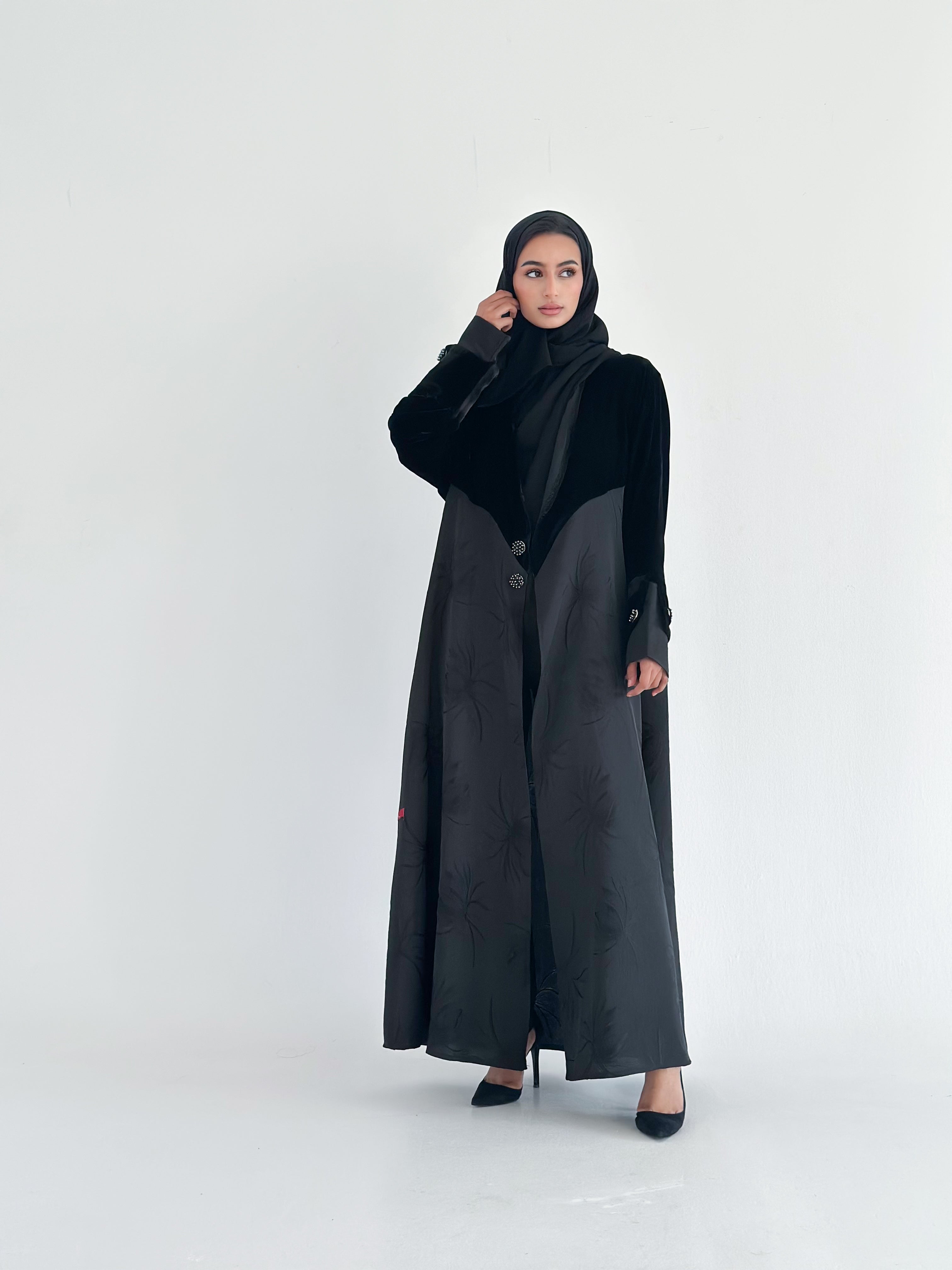 MWT824 -عباية مخمل مع تدخيلة جاكار - Aya