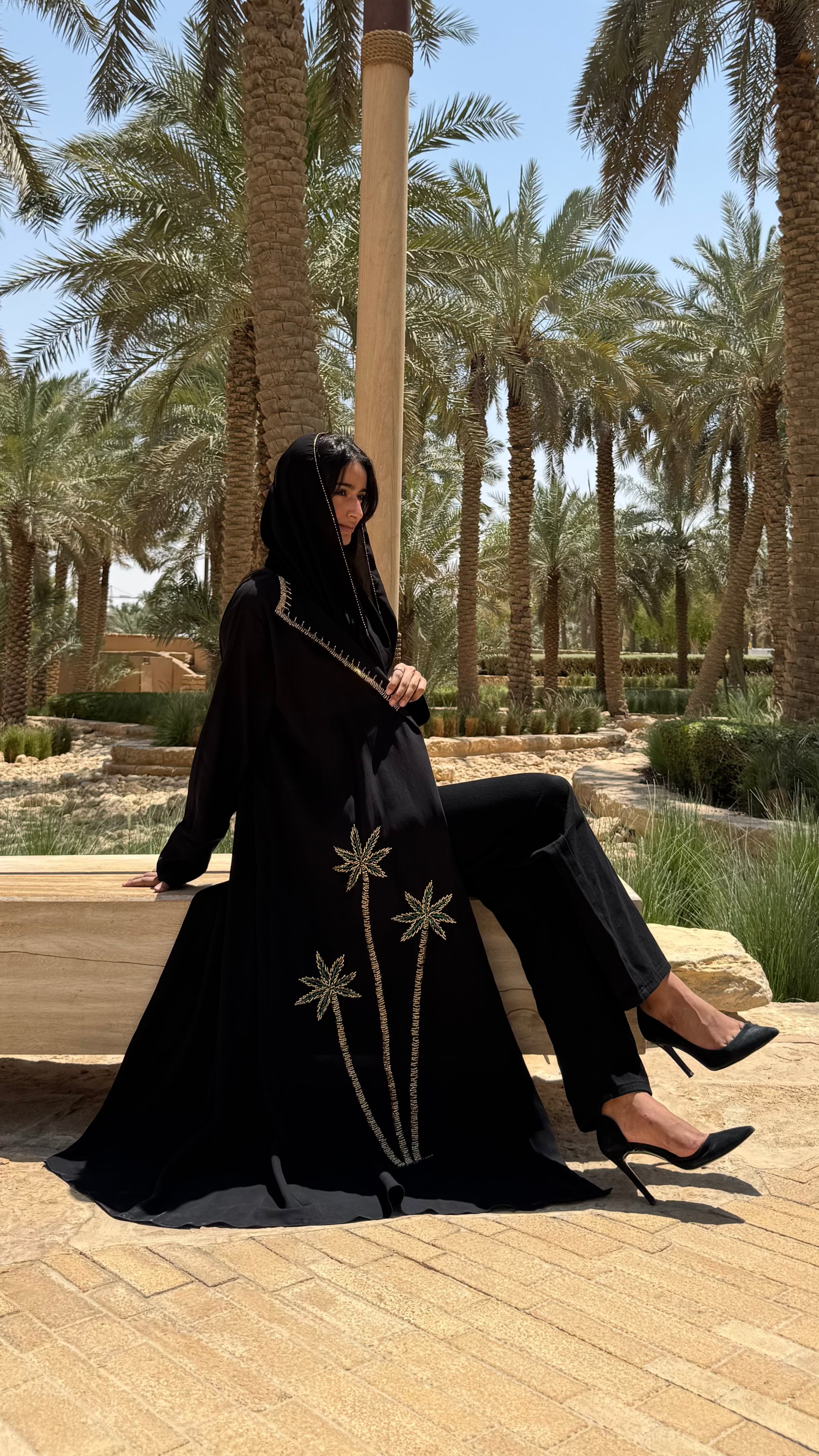 MWT435 - عباية اليوم الوطني سودا بتطريز ذهبي