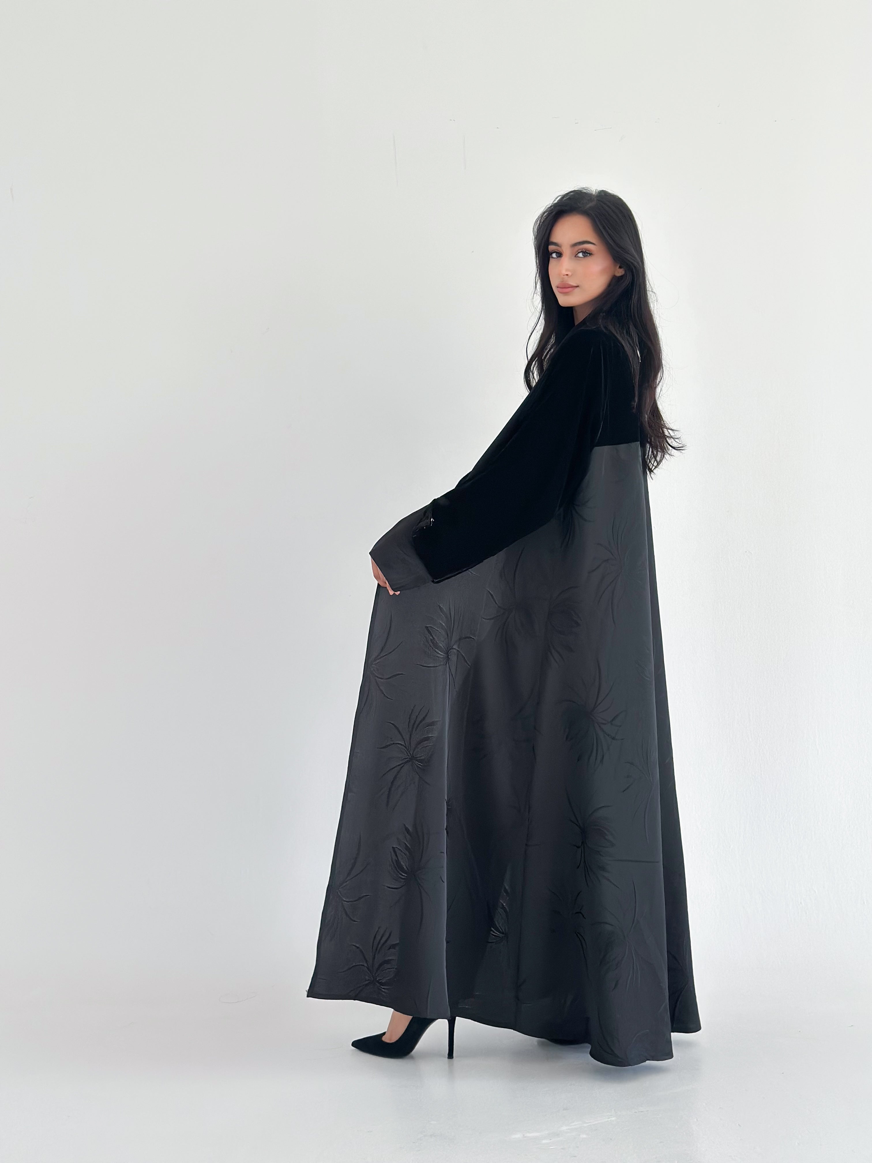 MWT824 -عباية مخمل مع تدخيلة جاكار - Aya