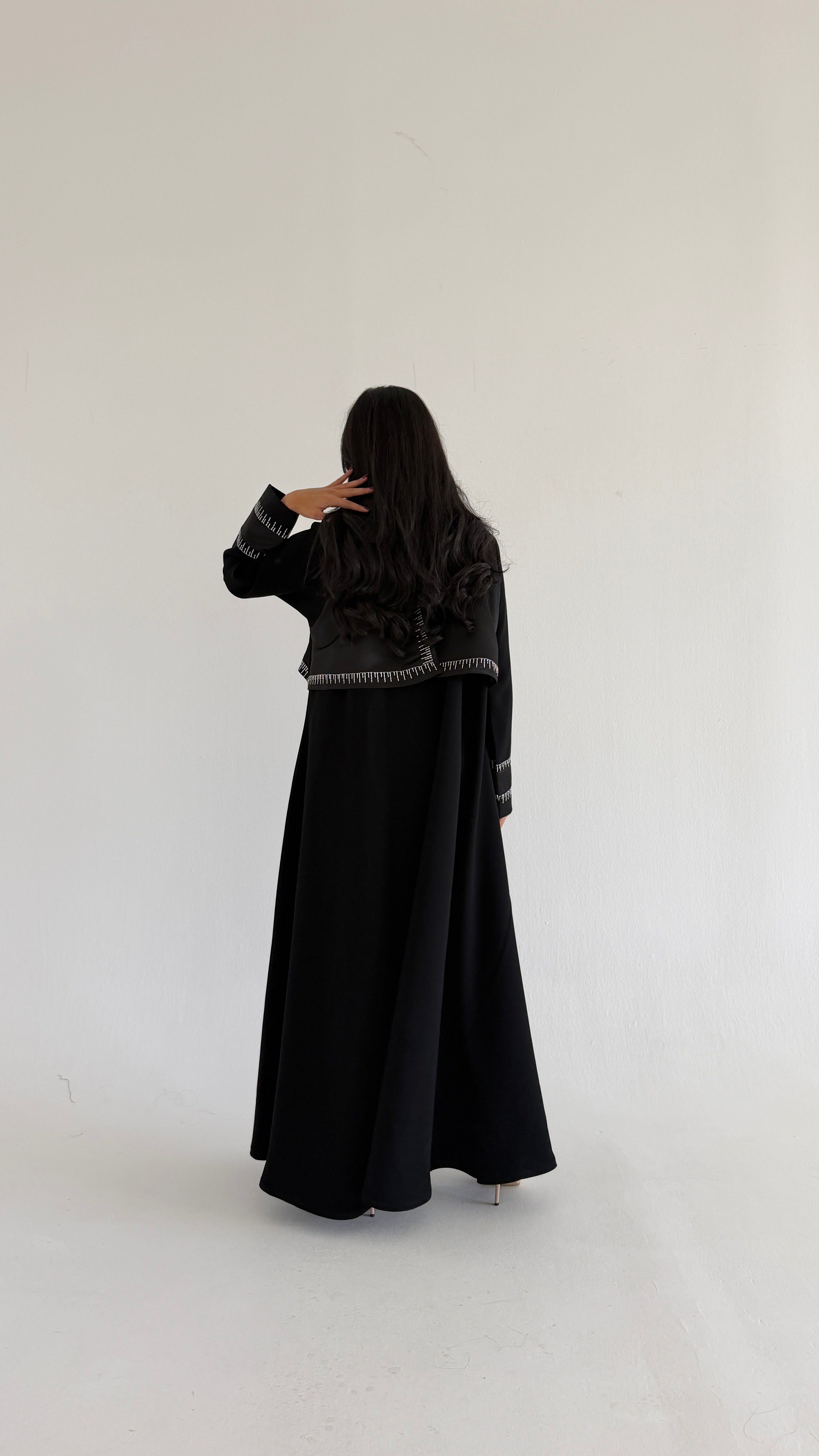 MWT1098 - عباية اسود بتطريز ابيض - Aya