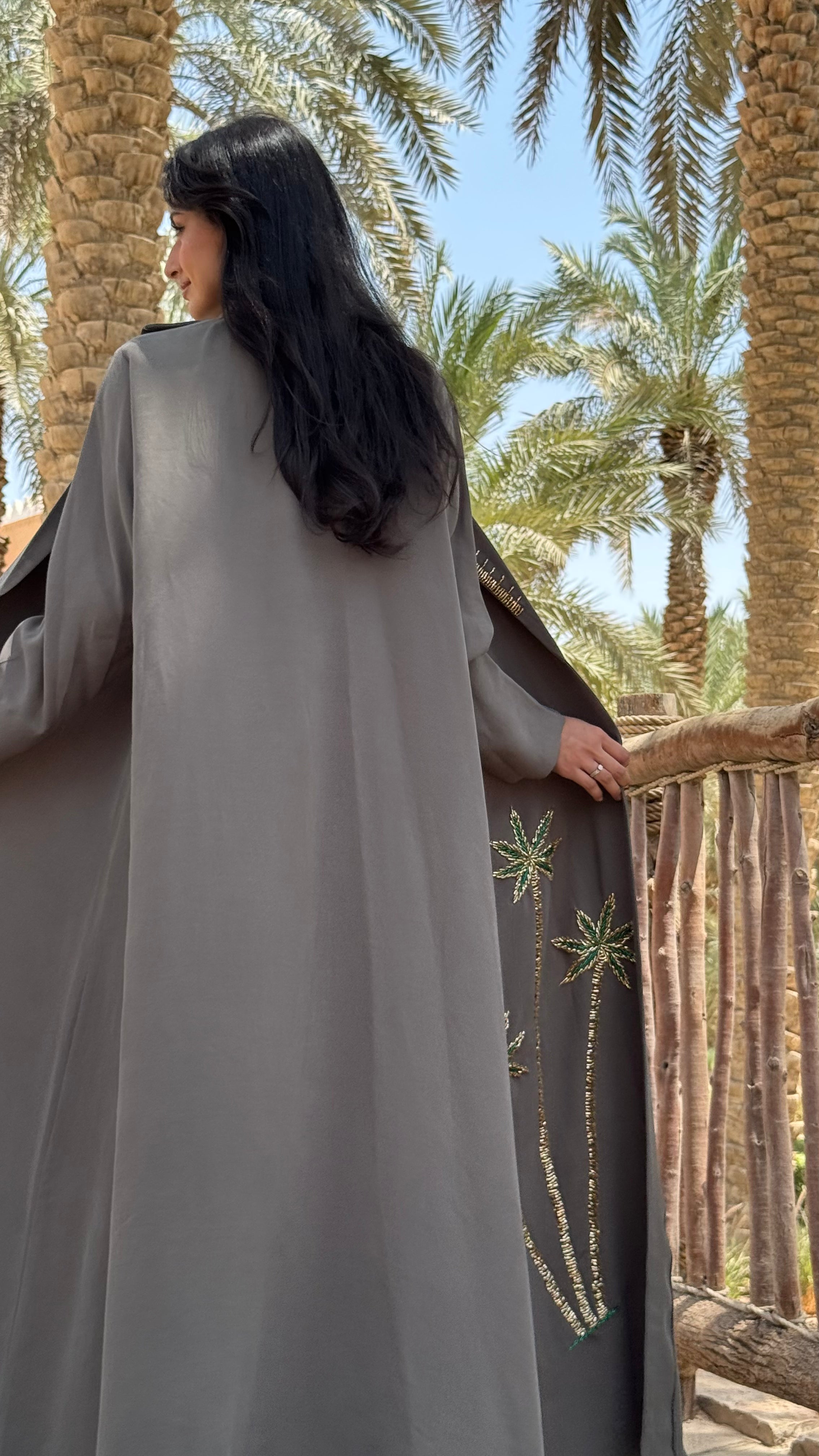 MWT434 - عباية اليوم الوطني زيتيه بتطريز ذهبي