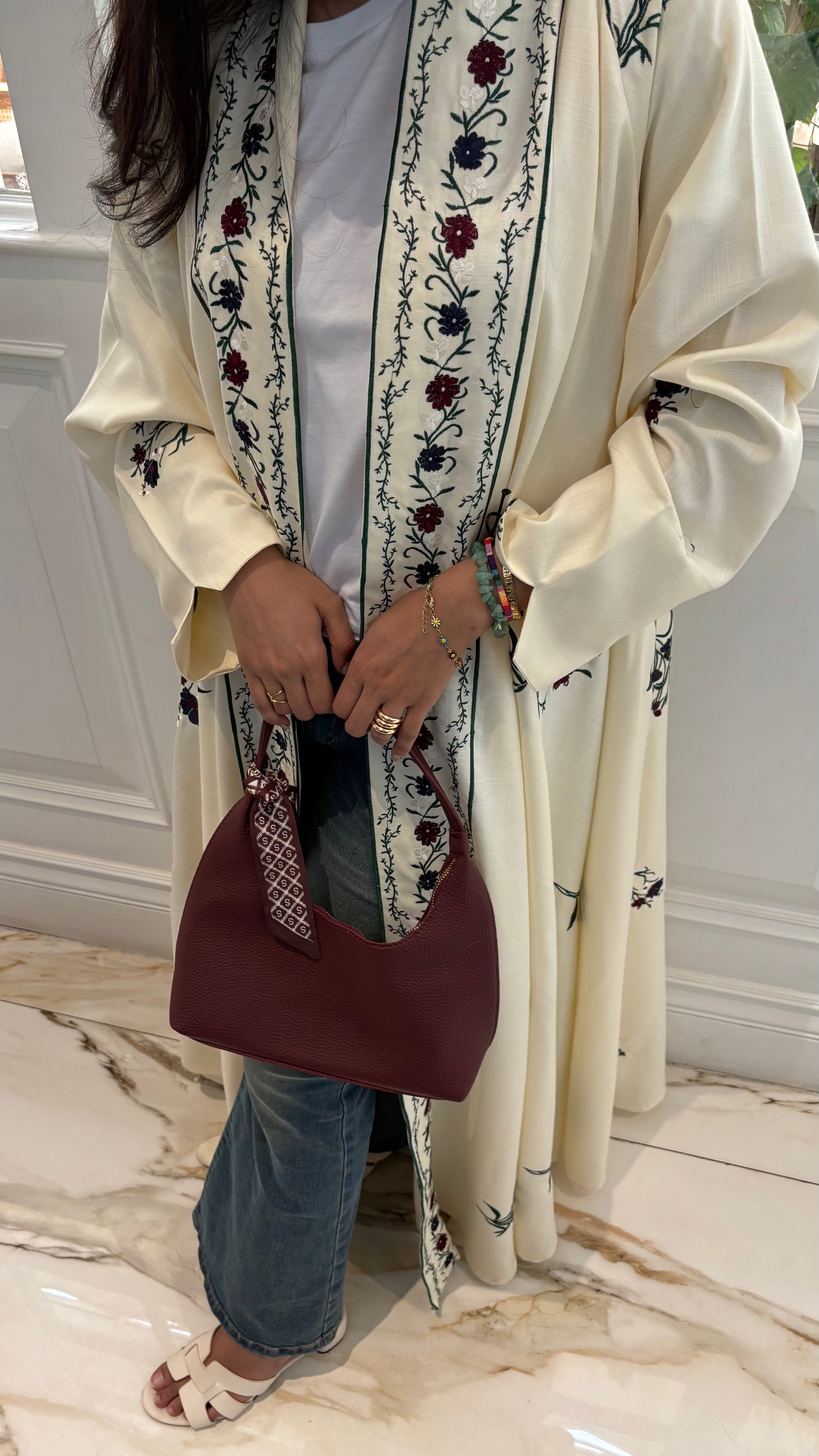 MW1349 - عباية فاخرة باللون العاجي بتطريز متناثر وعلى أطراف العباية - Aya