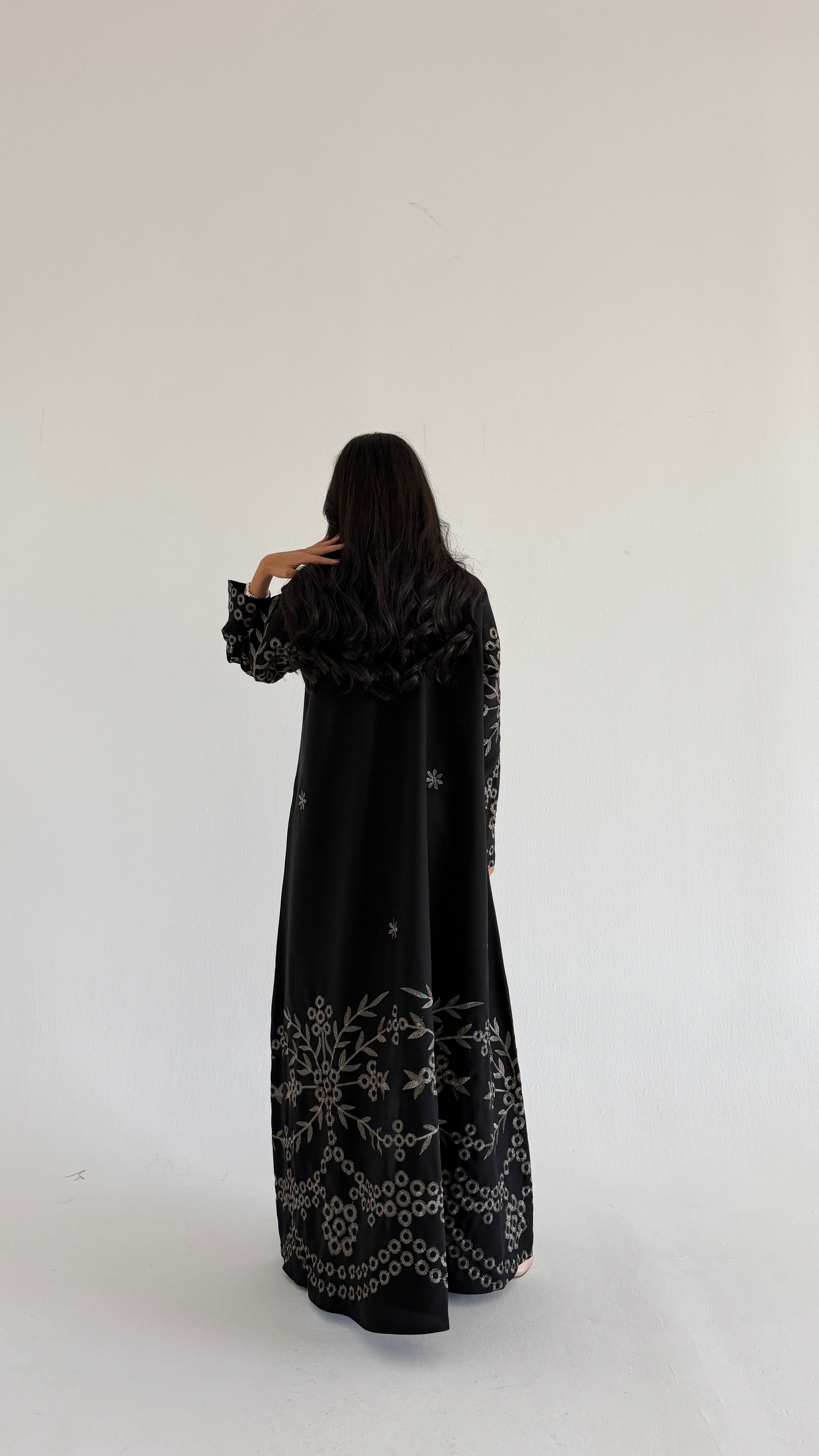 MWT1091 - عباية اسود بتطريز وردات - Aya