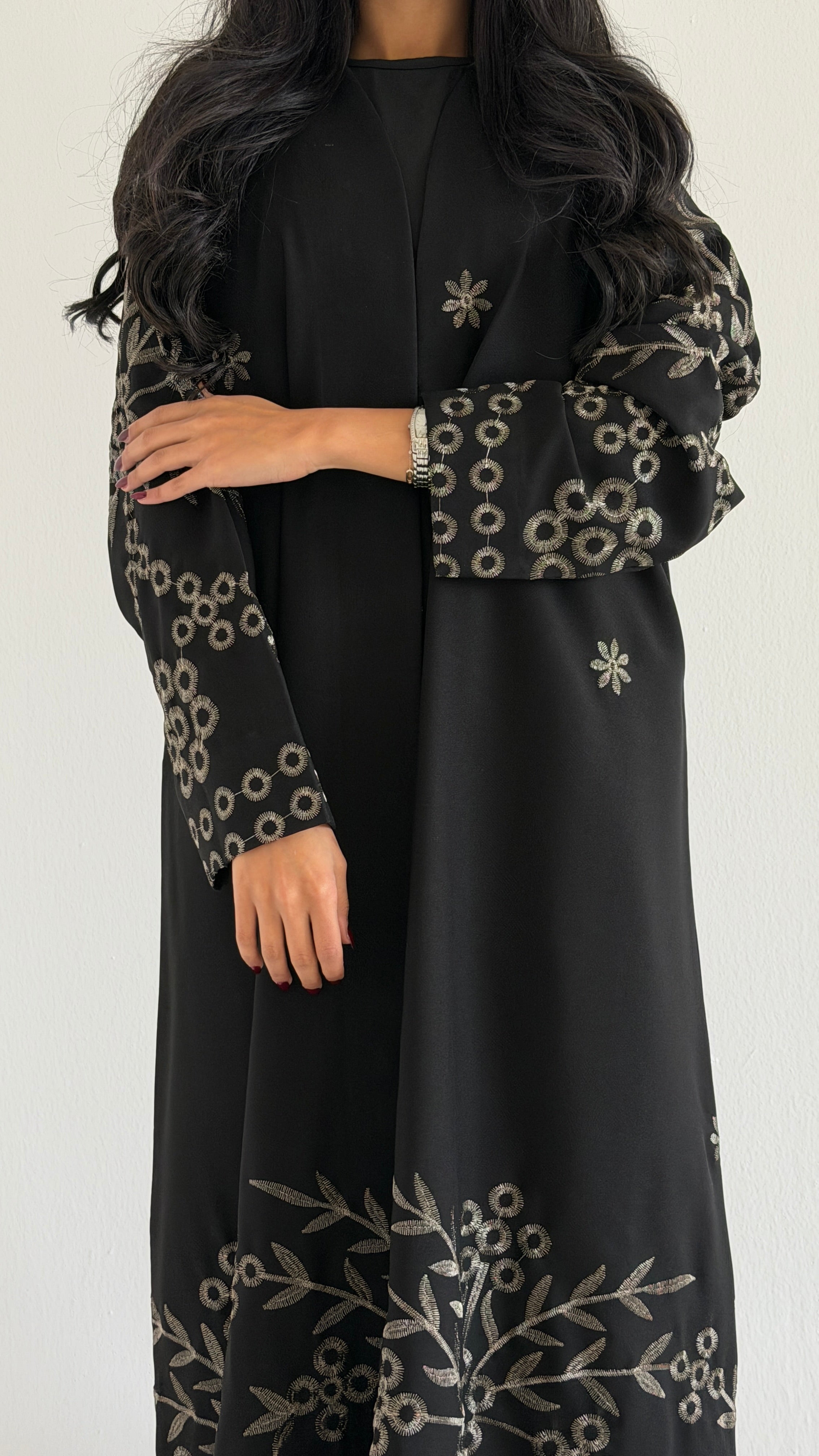 MWT1091 - عباية اسود بتطريز وردات - Aya