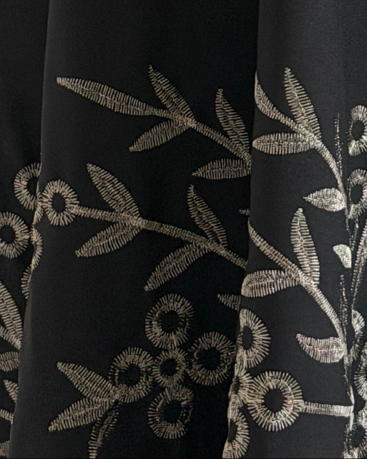 MWT1091 - عباية اسود بتطريز وردات - Aya