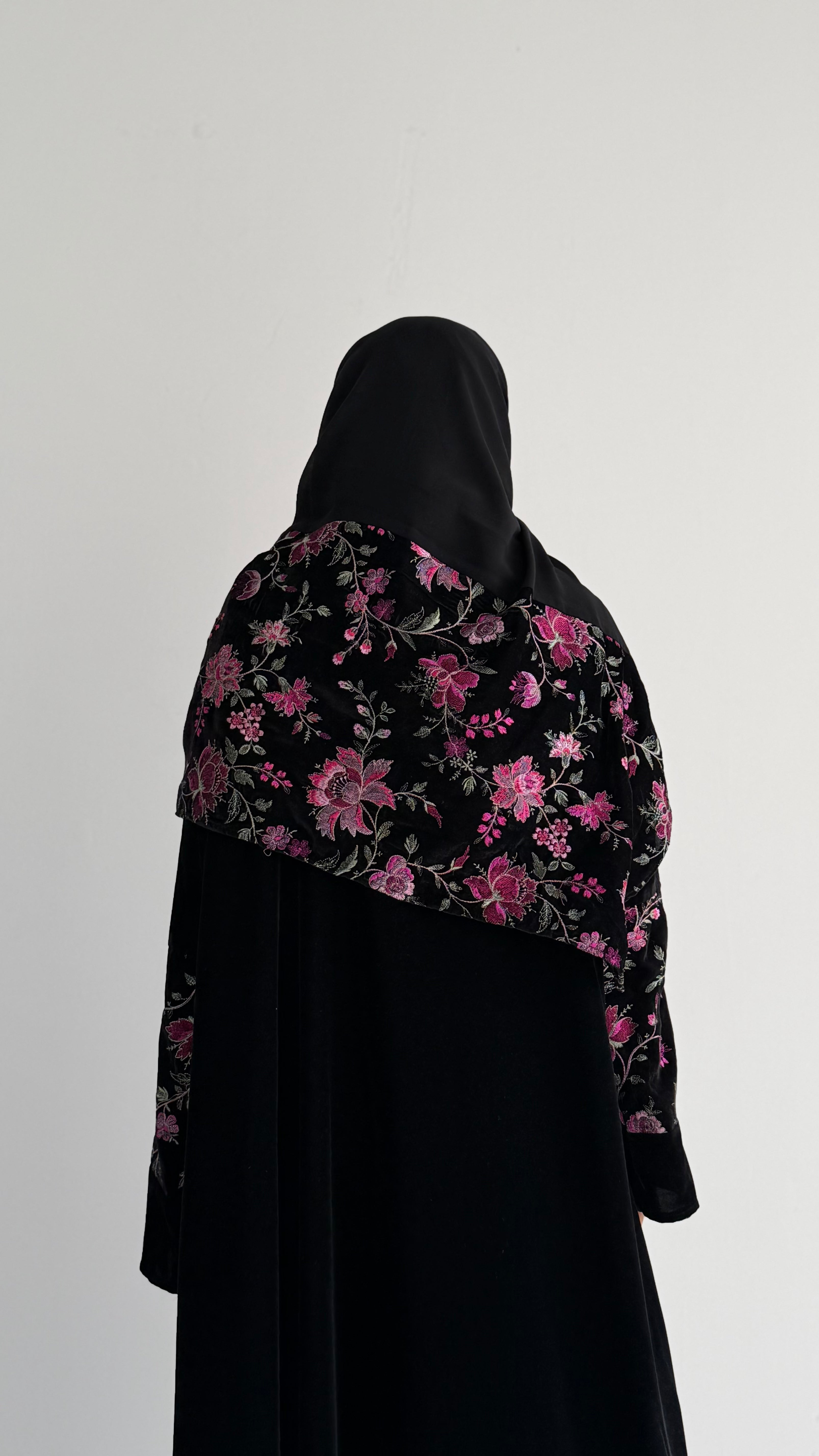 MWT815 - عباية مخمل بتدخيلة زهور بالأكمام|Floral Velvet Abaya - Aya