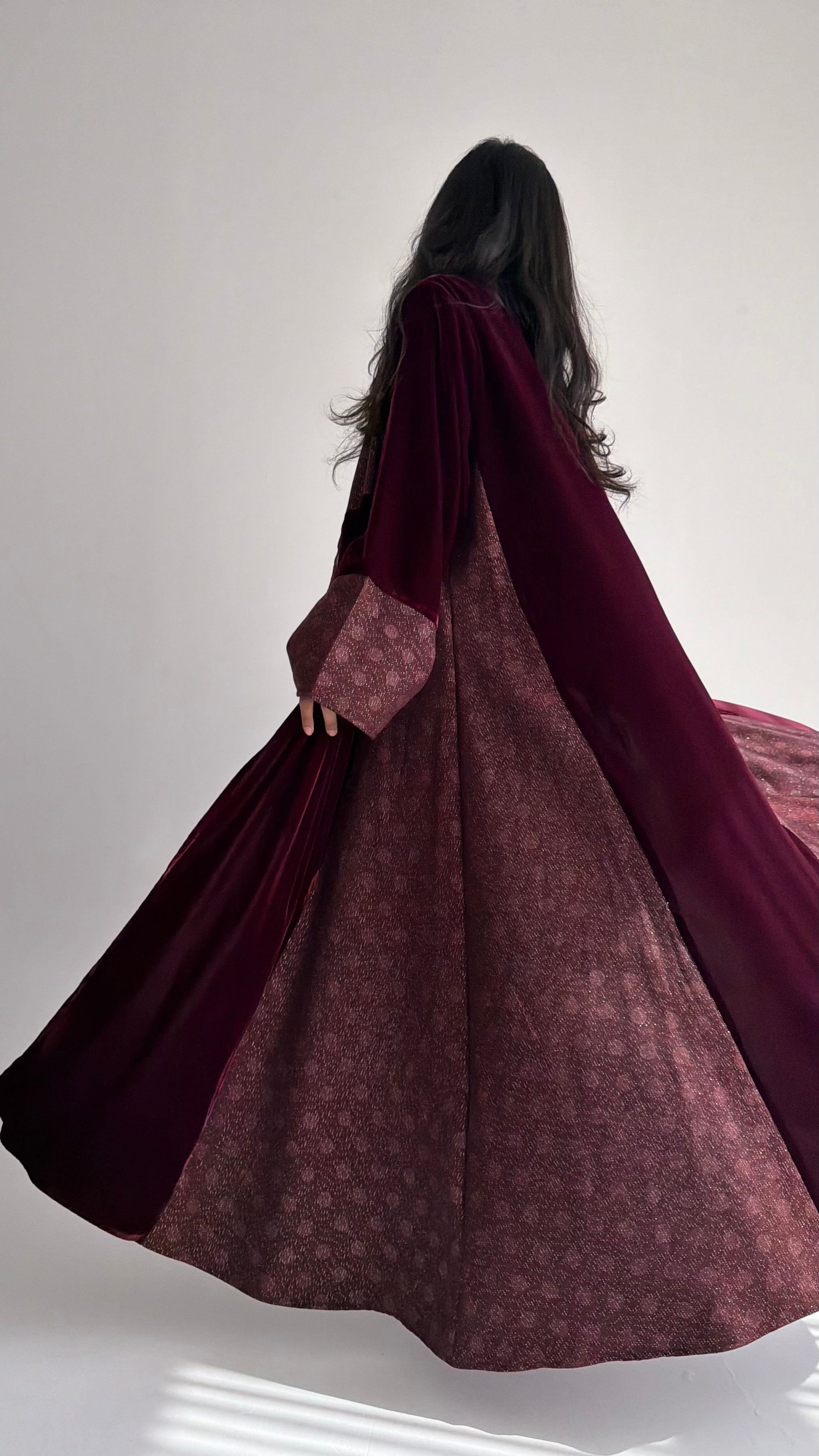 MWT819 - عباية مخمل بتدخيلة لامعة راقية|Elegant Shimmer Velvet Abaya - Aya