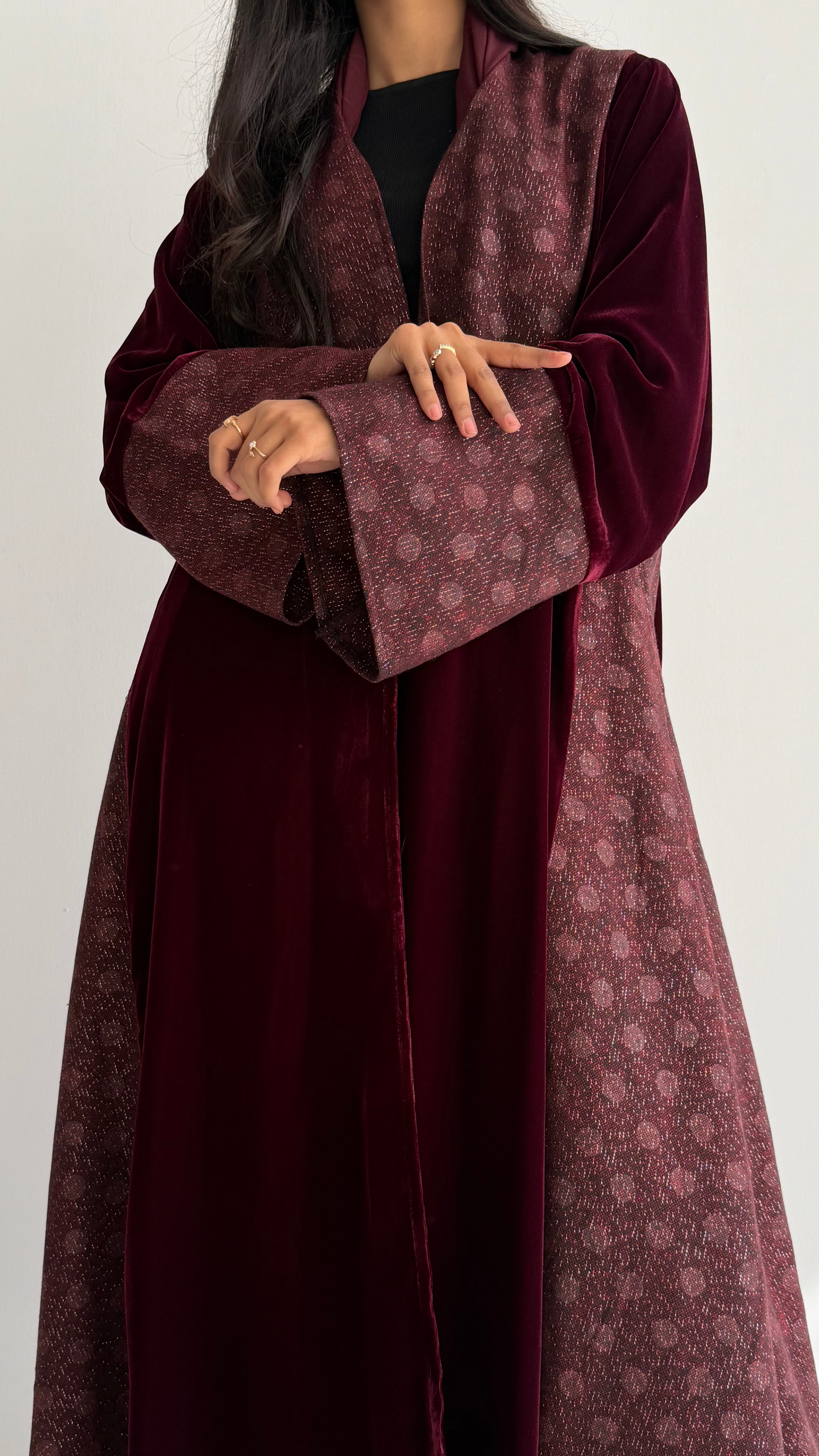 MWT819 - عباية مخمل بتدخيلة لامعة راقية|Elegant Shimmer Velvet Abaya - Aya