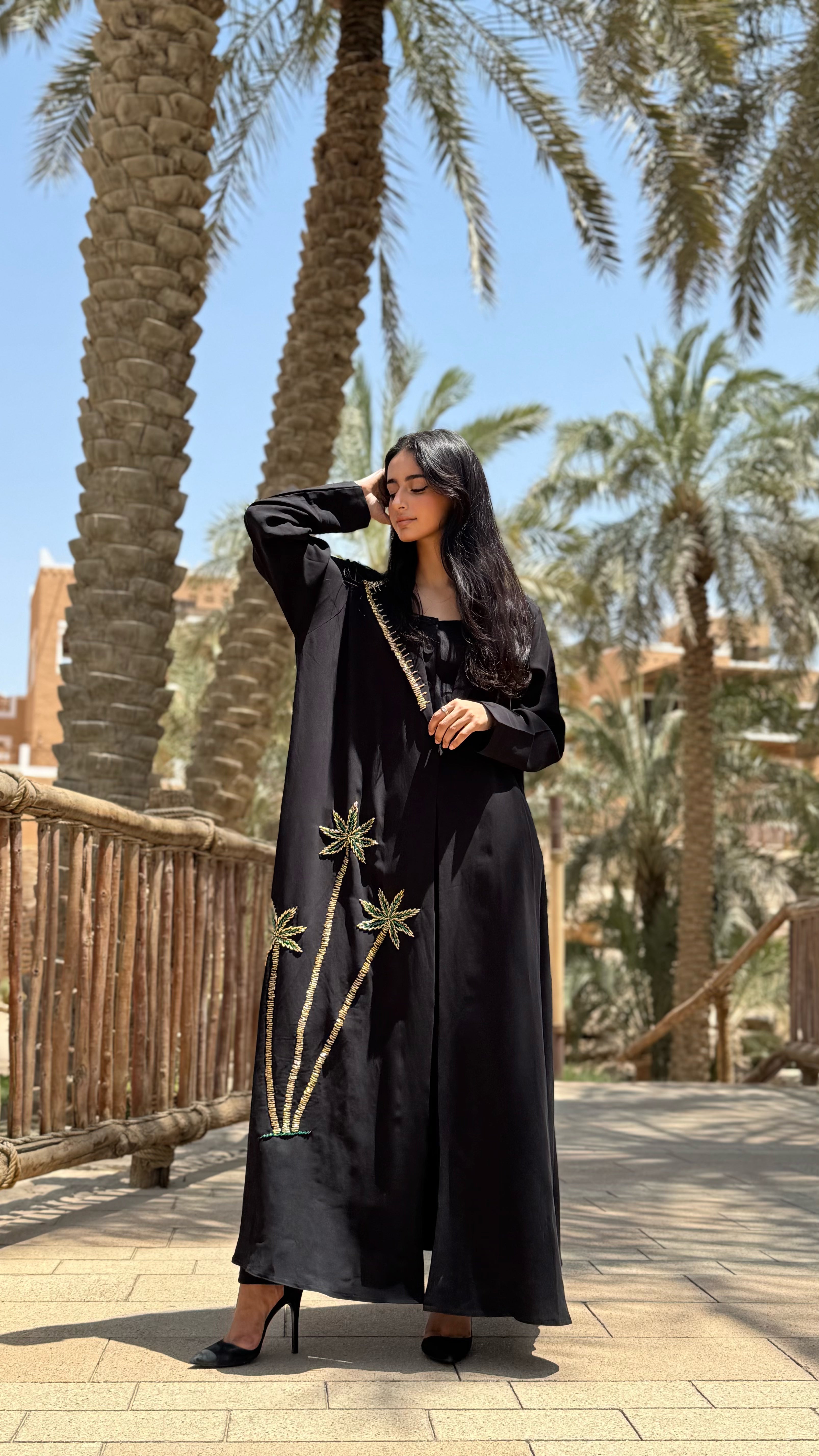 MWT435 - عباية اليوم الوطني سودا بتطريز ذهبي